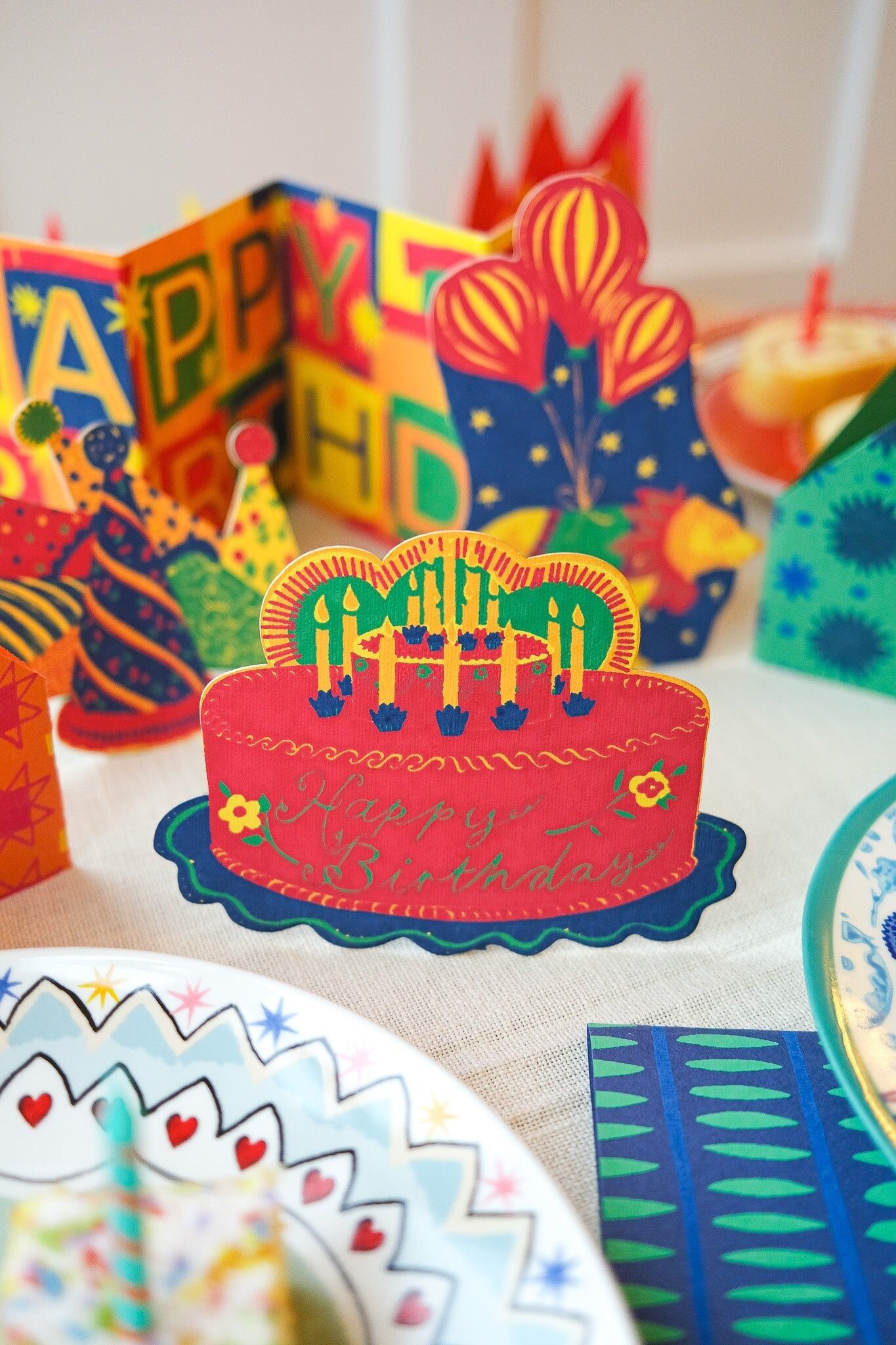 Tarjeta de felicitación con pastel de fiesta