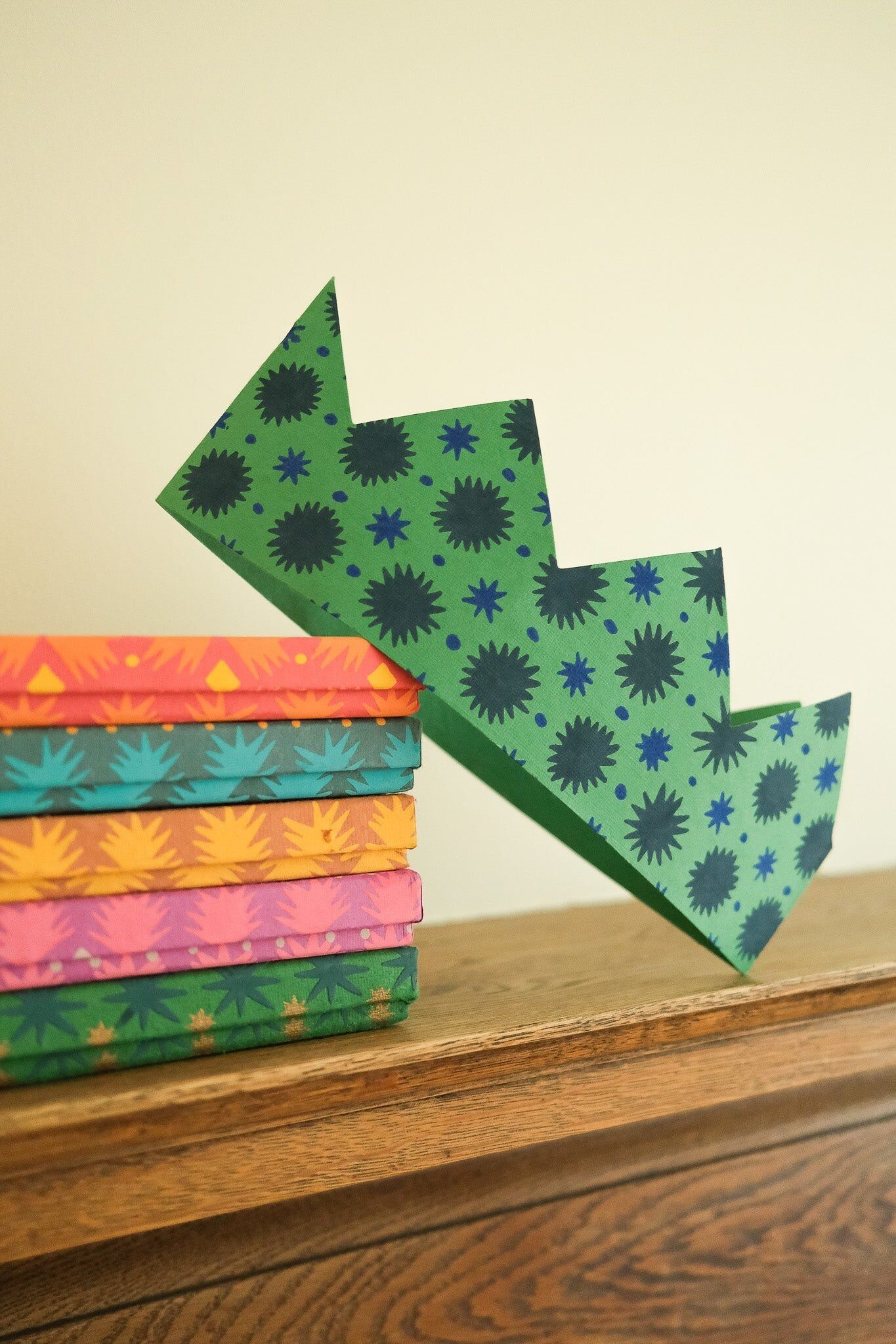 Coronas de papel para celebraciones