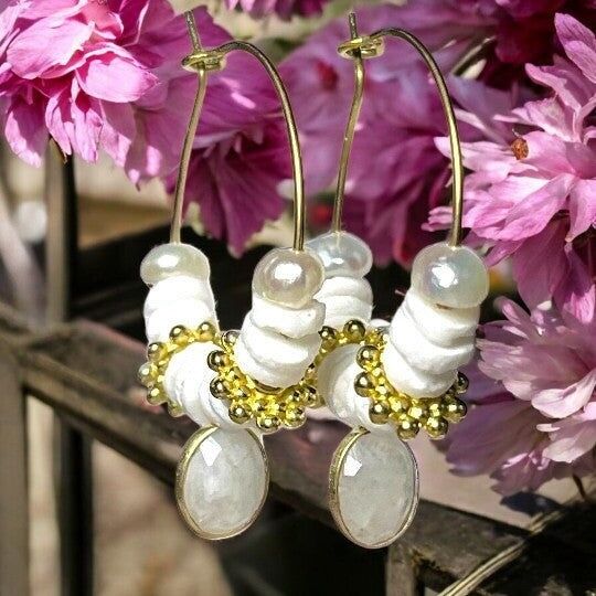 Boucles d'oreilles  "ANGELIQUE" créoles dorées or fin Pierre de Lune Coquillage et Nacre