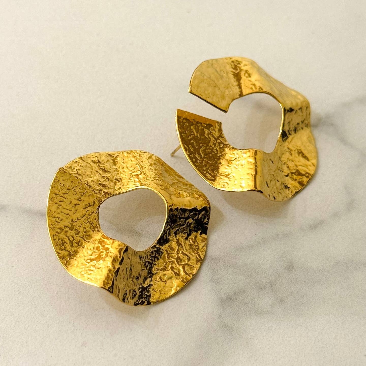 Lisa Ohrstecker aus gehämmertem Gold