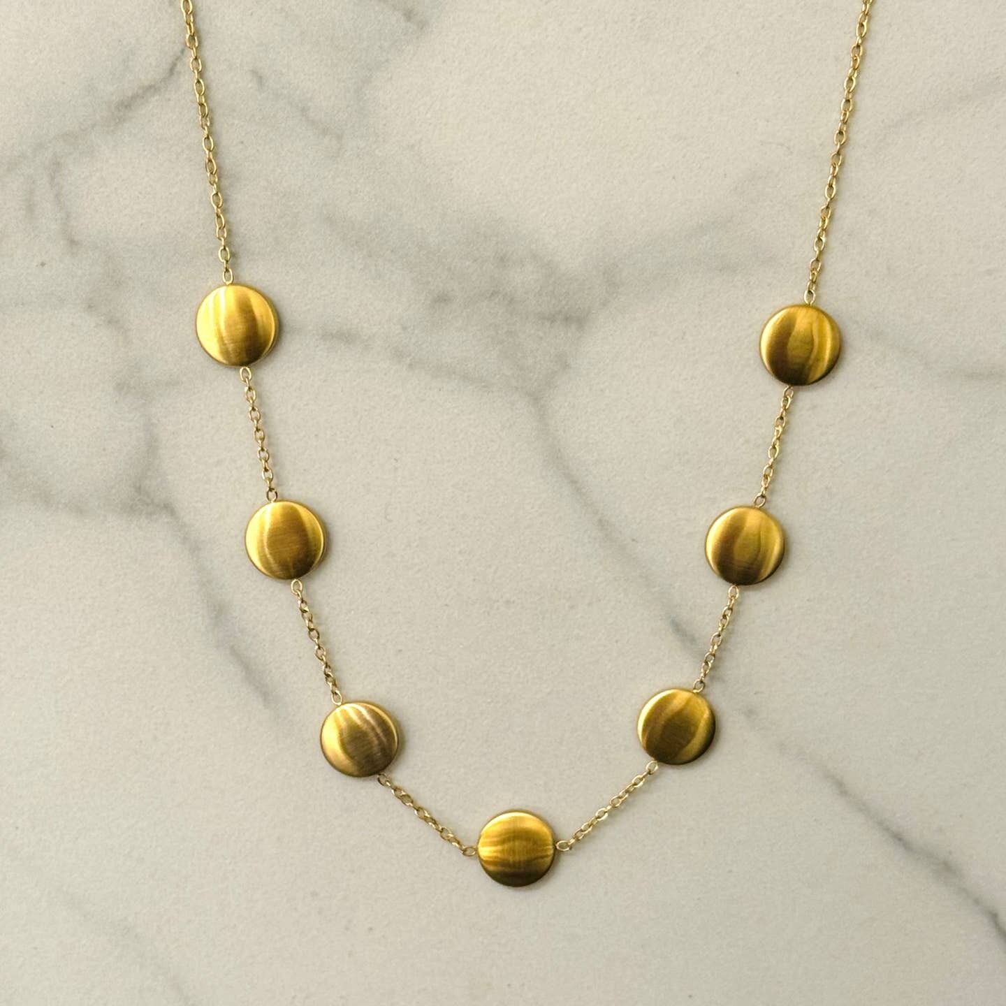 Peggy Halskette aus gebürstetem Gold mit geometrischem Muster