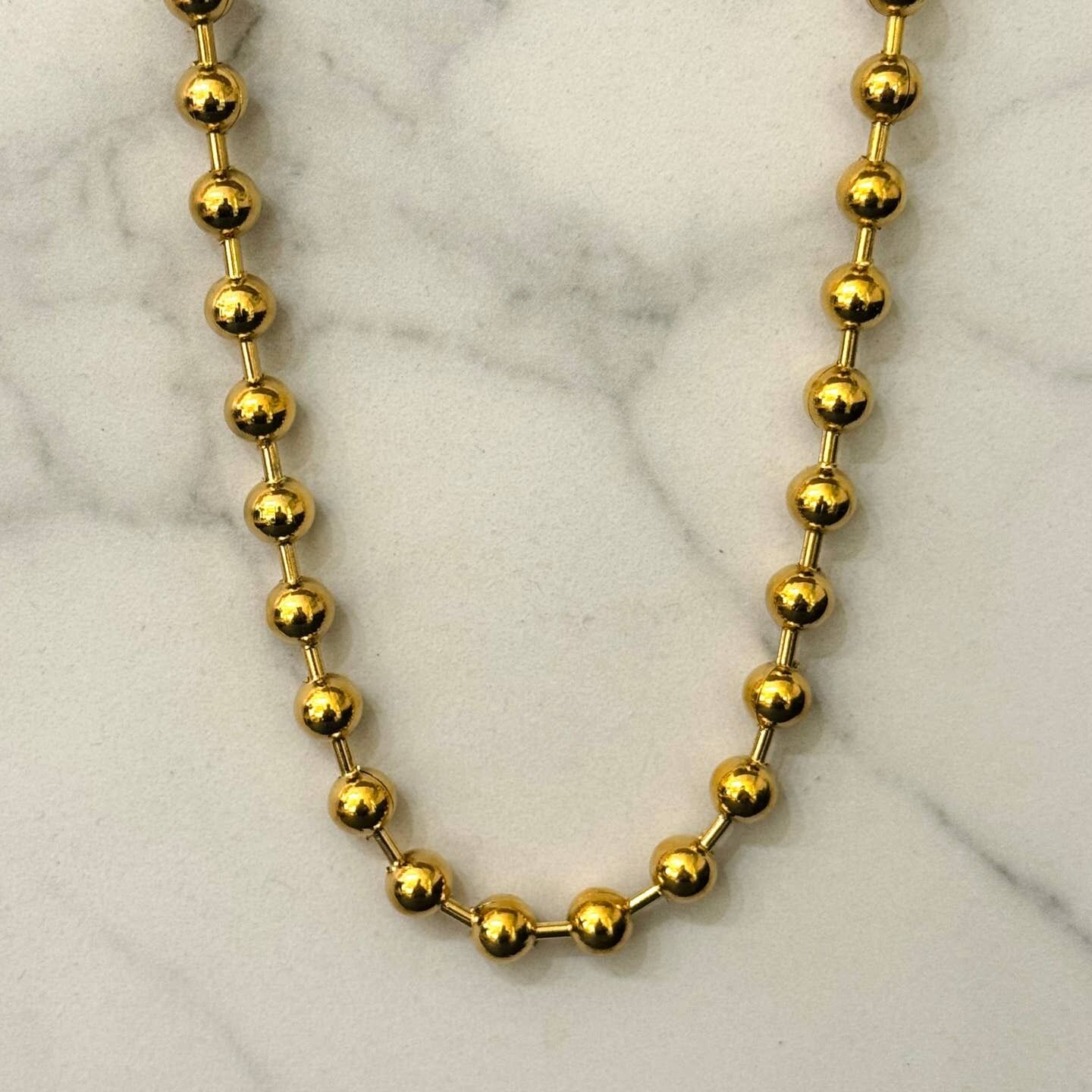 Halskette aus Edelstahl mit mehreren Kugeln