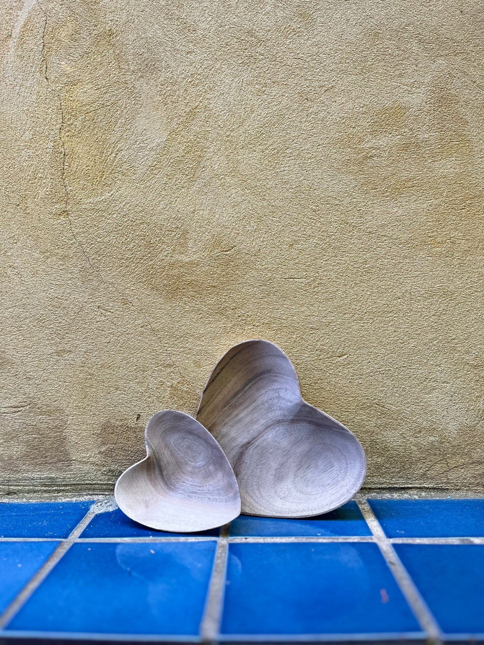 Handgeschnitztes Herz-Set aus Holz – ZINA | Dekorative Schalen, Kerzenhalter & Snacktabletts