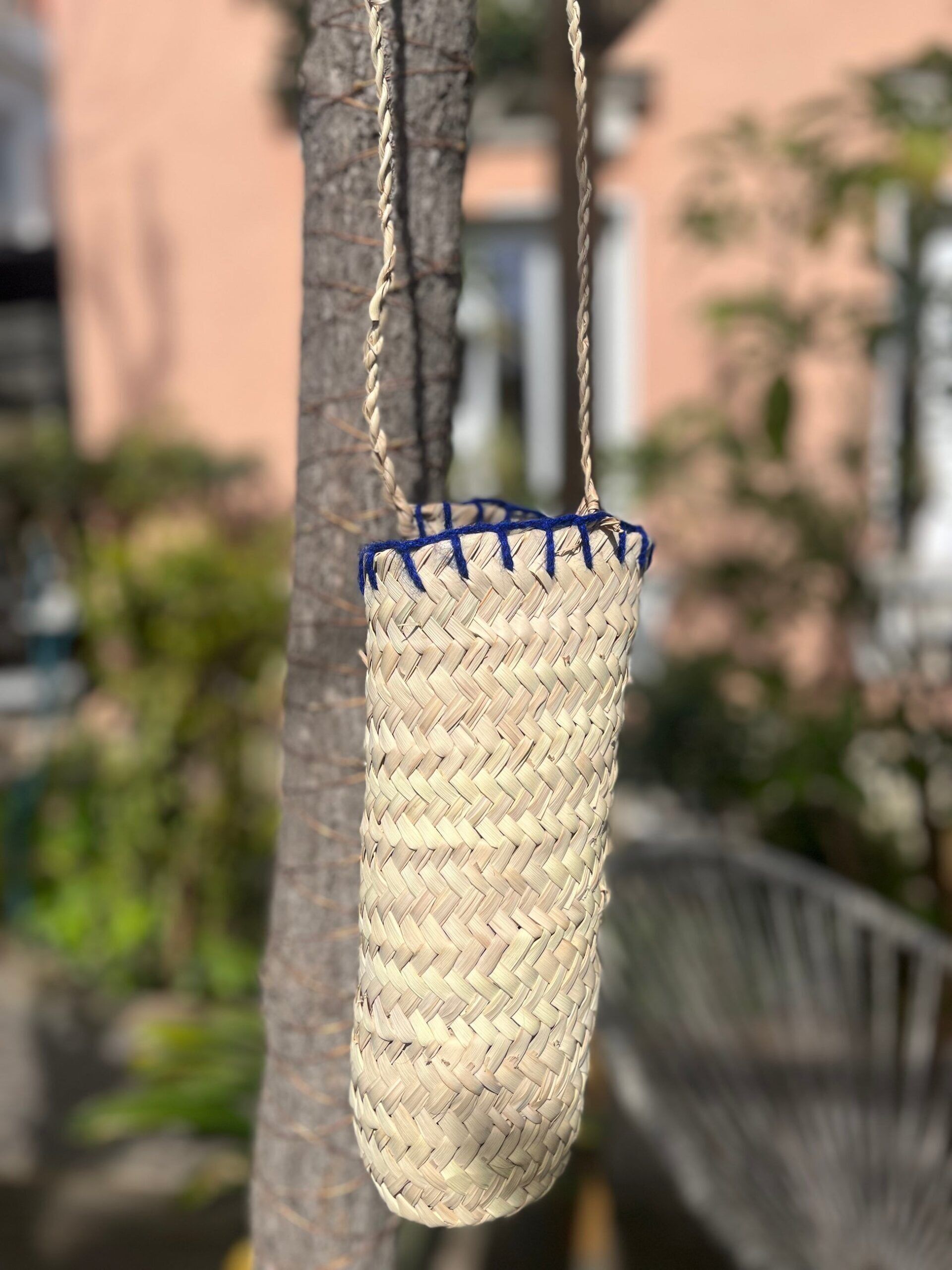 Handgefertigter „AZUR“-Wasserflaschenhalter aus Palmenblättern – marokkanisches Kunsthandwerk, verstellbarer Schultergurt, einzigartig und funktional