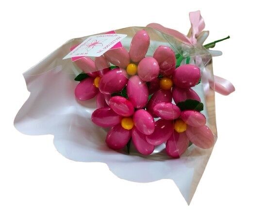 Mini-Strauß aus 5 rosa Gänseblümchen und schokoladenüberzogenen Gänseblümchen