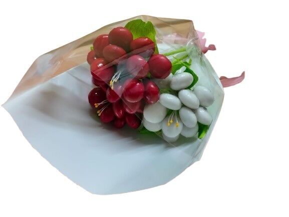 Mini-Strauß aus 3 roten und weißen Pfingstrosen