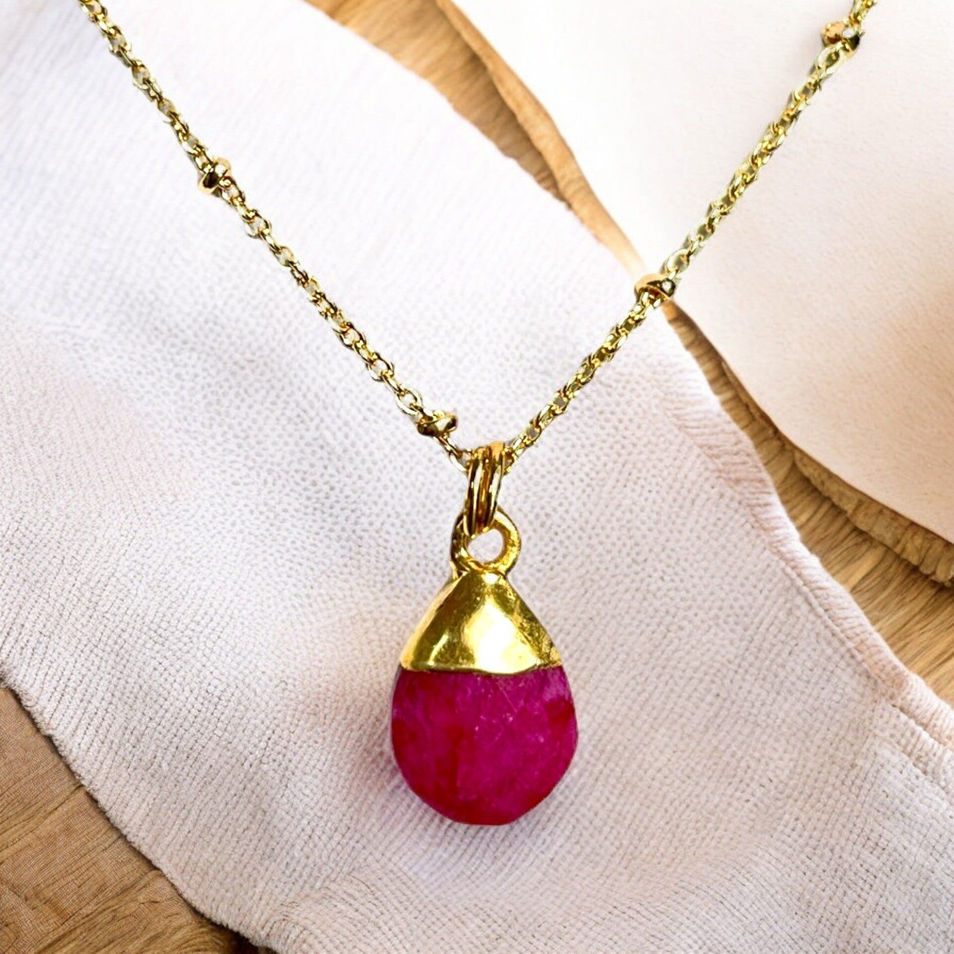 "MAYA" pendant gilded with fine gold natural raw Ruby stone