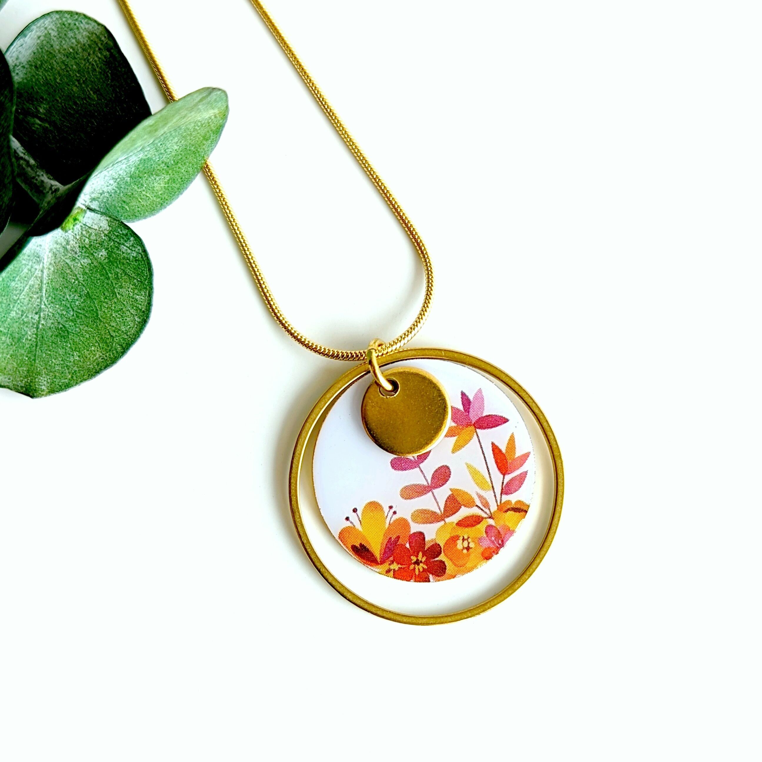 Floral summer-colored pendant necklace for women