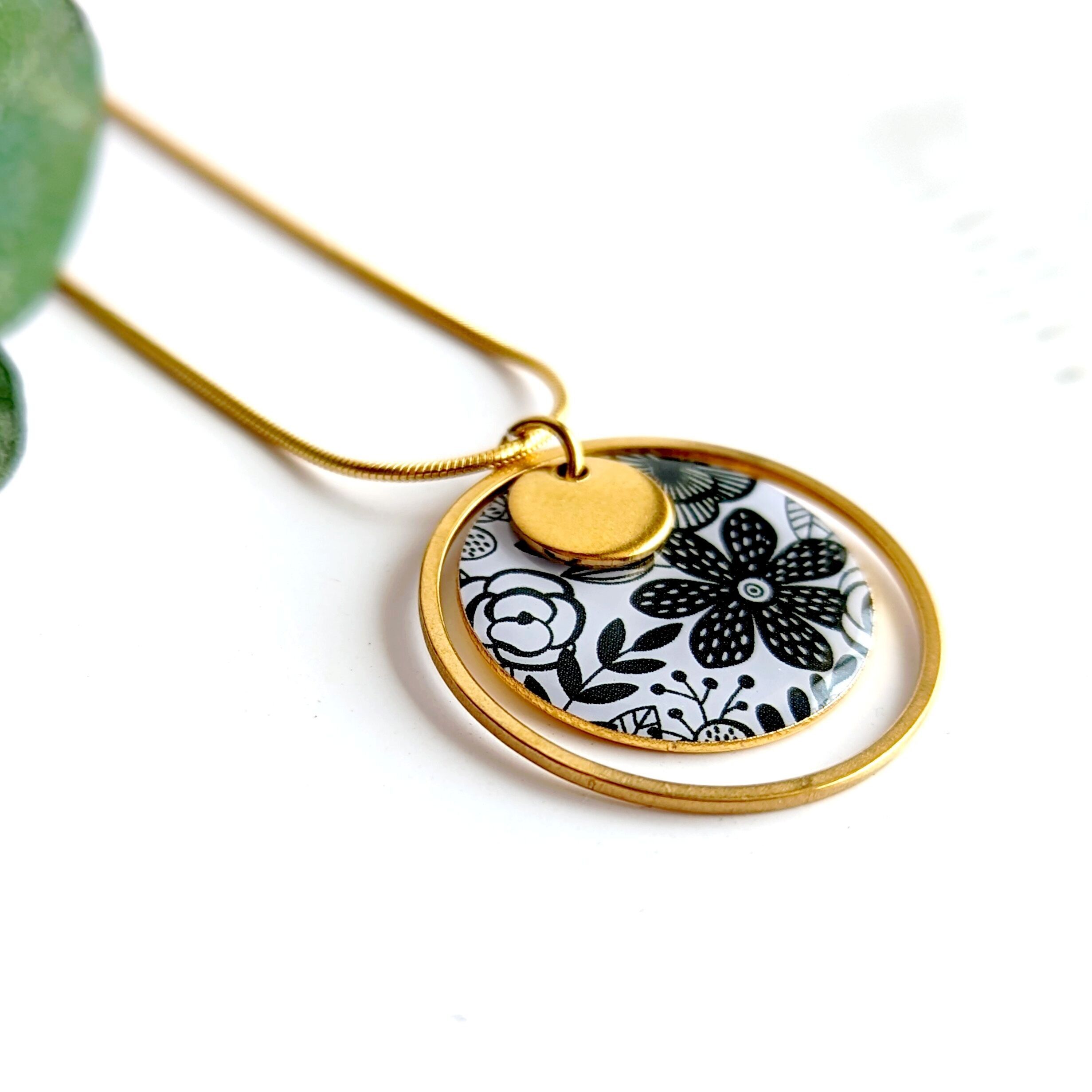 Black and white floral pendant necklace for women