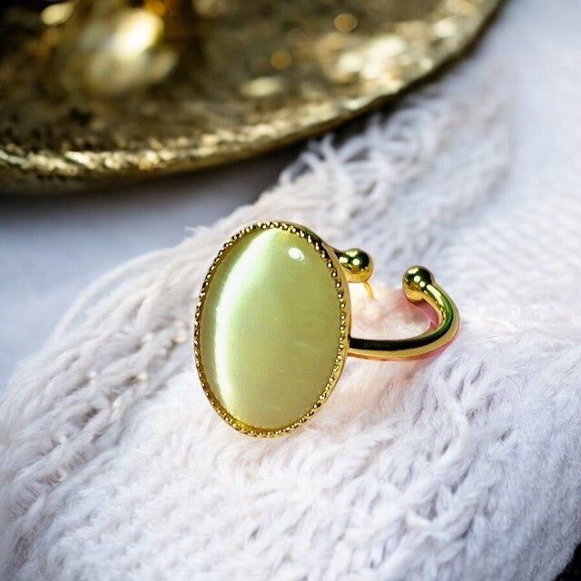 "OPALESCENCE" ring in fine gold plated white agate stone
