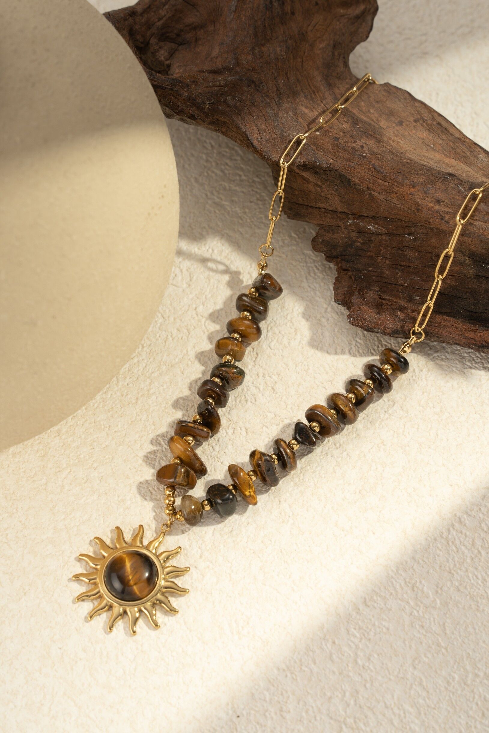 Collar “Sol Tigre” – acero inoxidable bañado en oro, piedras de ojo de tigre