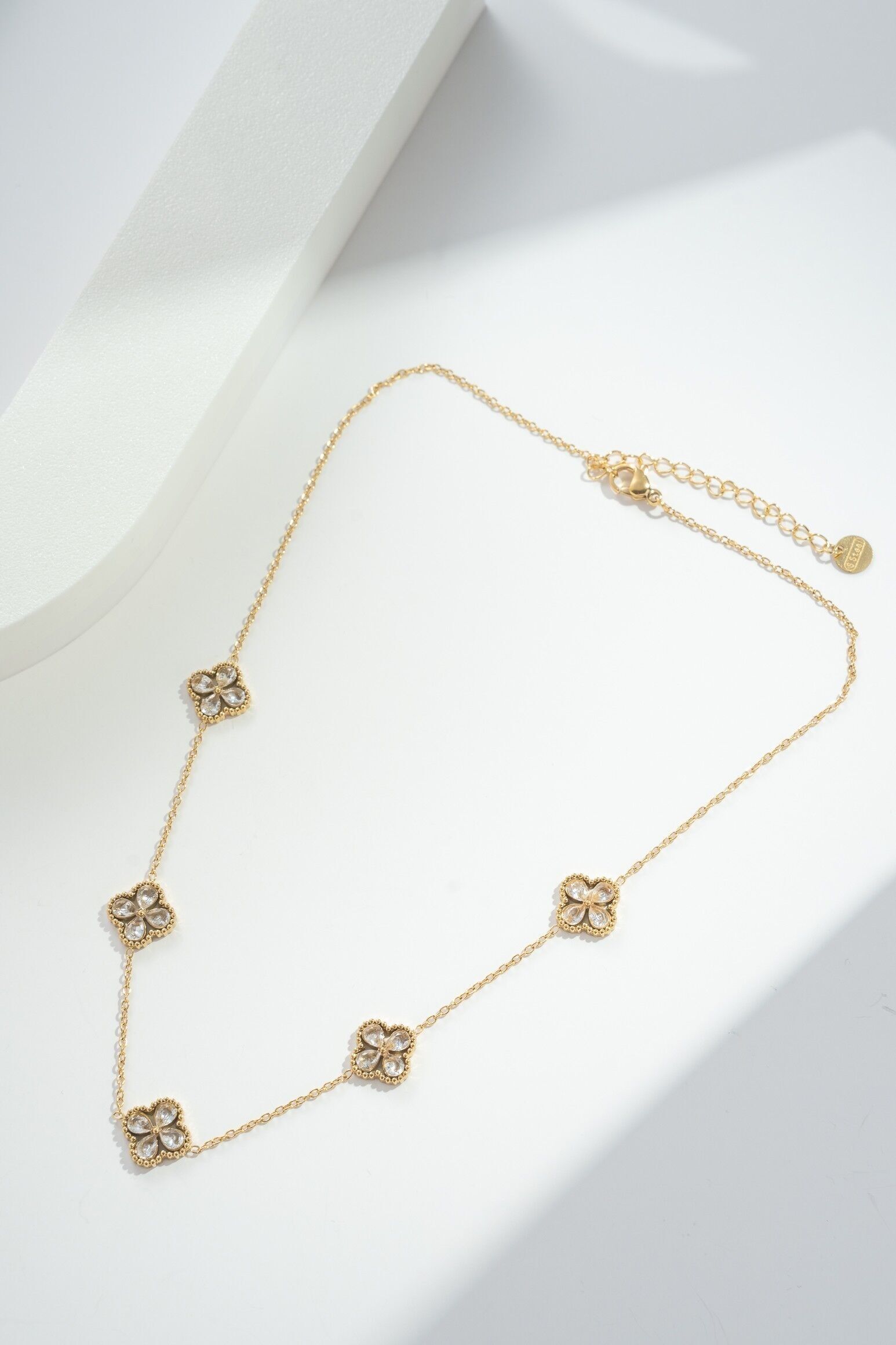 Collar de flores de acero inoxidable con cristales brillantes.