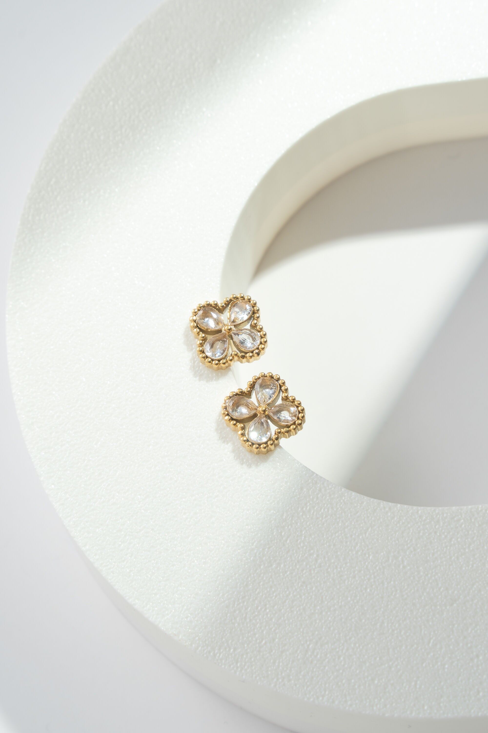 Pendiente de trébol de acero inoxidable con cristales de colores