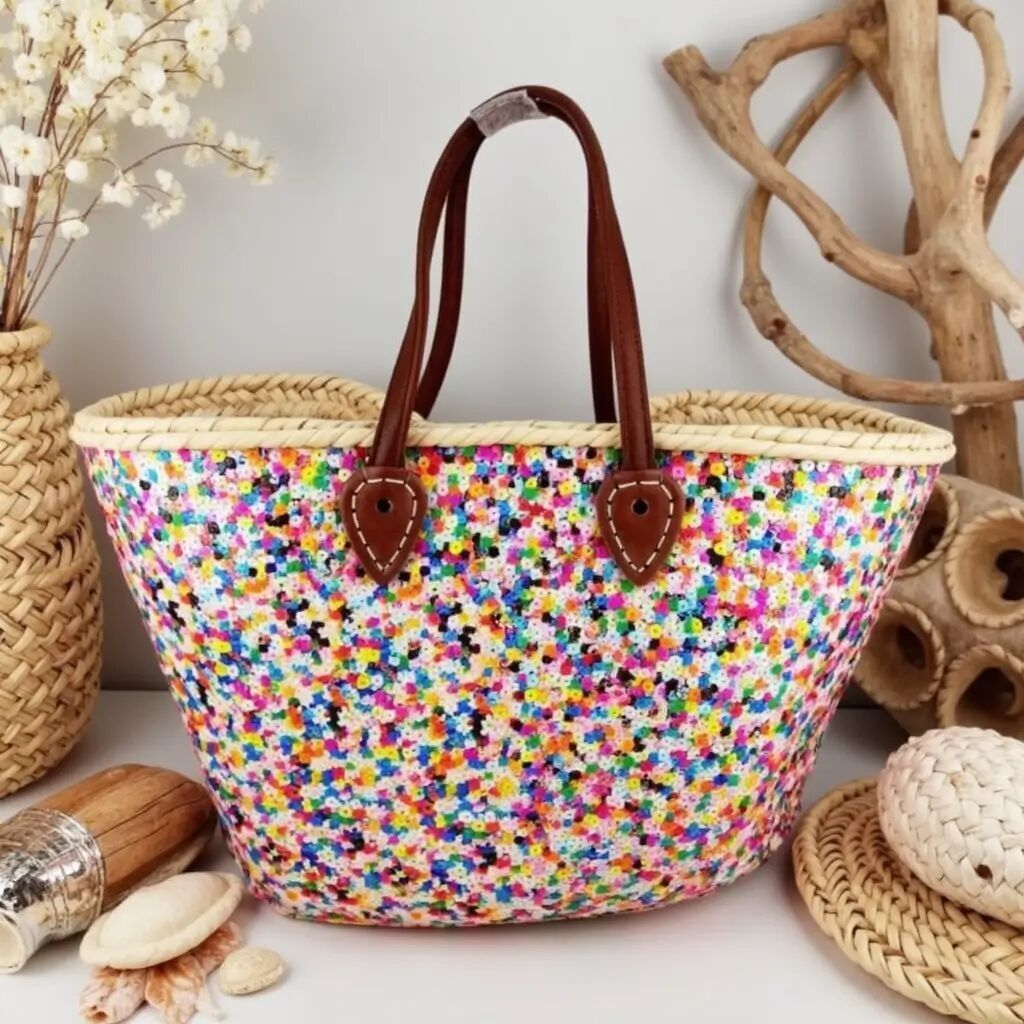 Paillettenbesetzte Strohtasche in Regenbogenfarben – Handgewebter Marktkorb mit Ledergriffen