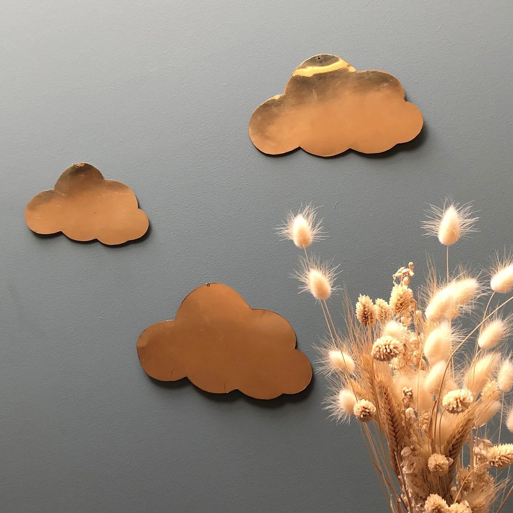 Wanddeko aus goldenem Messing in Wolkenform – Handgefertigte Wandkunst aus Metall