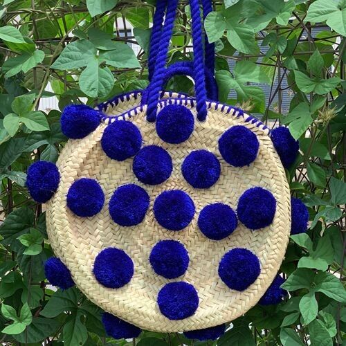 Runder Korb mit blauen Pompons – Handgeflochtene Strandtasche aus Weide