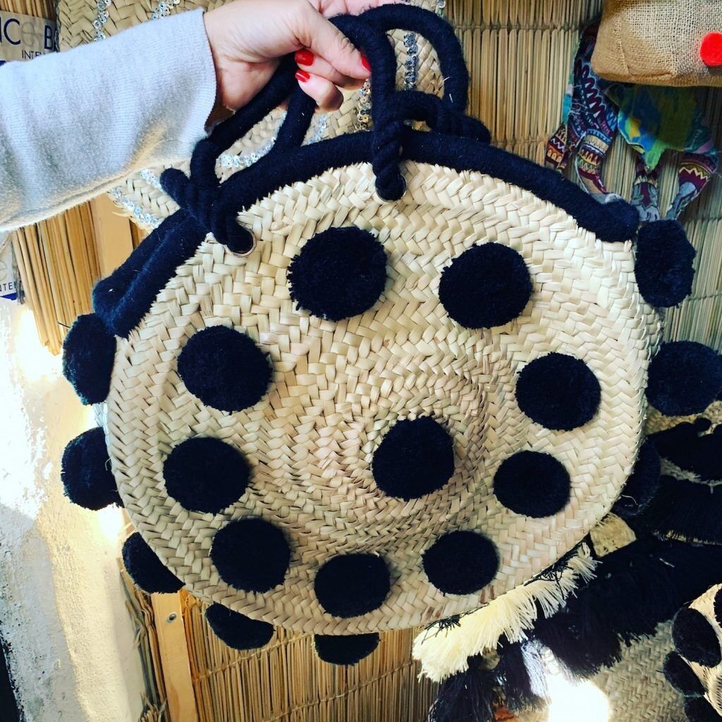 Runder Korb mit schwarzen Pompons – Handgewebte Strohtasche mit Quasten