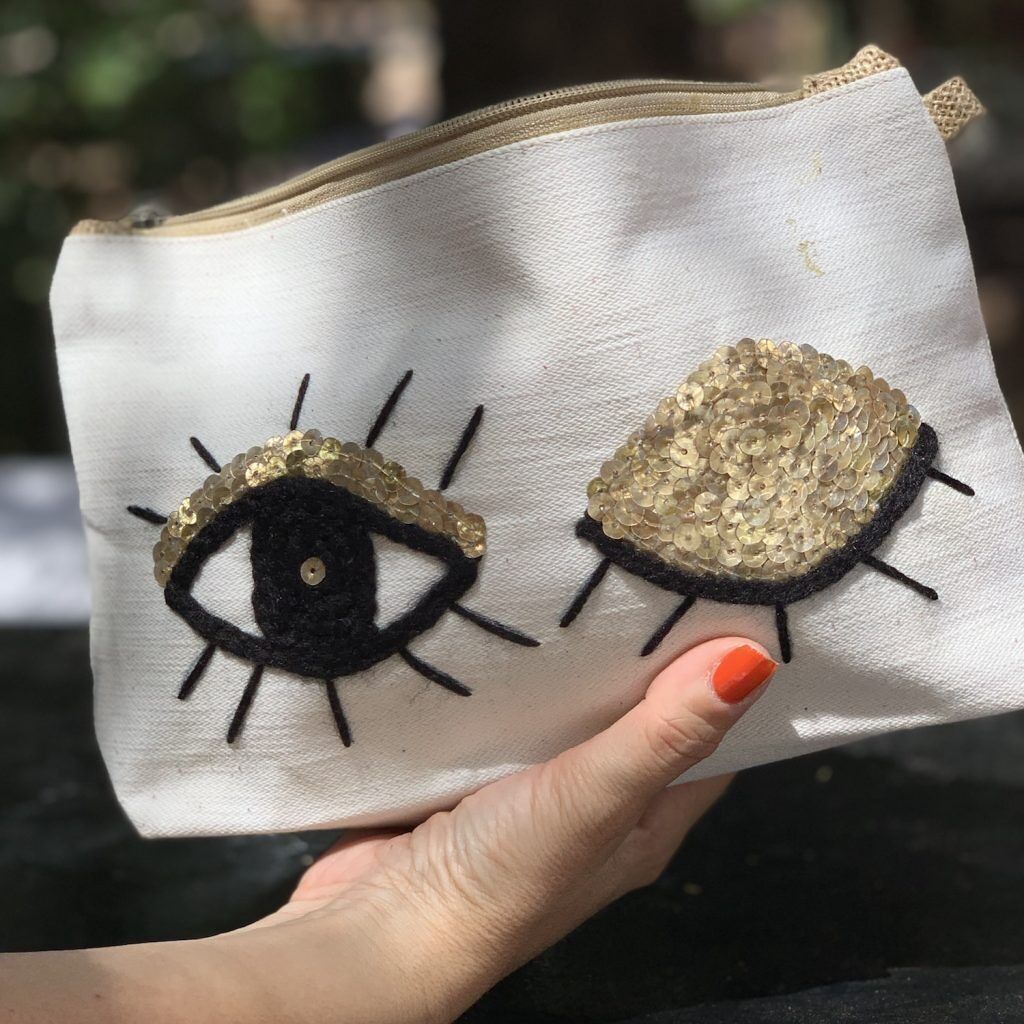 Jeans-Clutch mit „Wink“-Motiv – Upgecycelte Denim-Clutch mit Strasssteinen