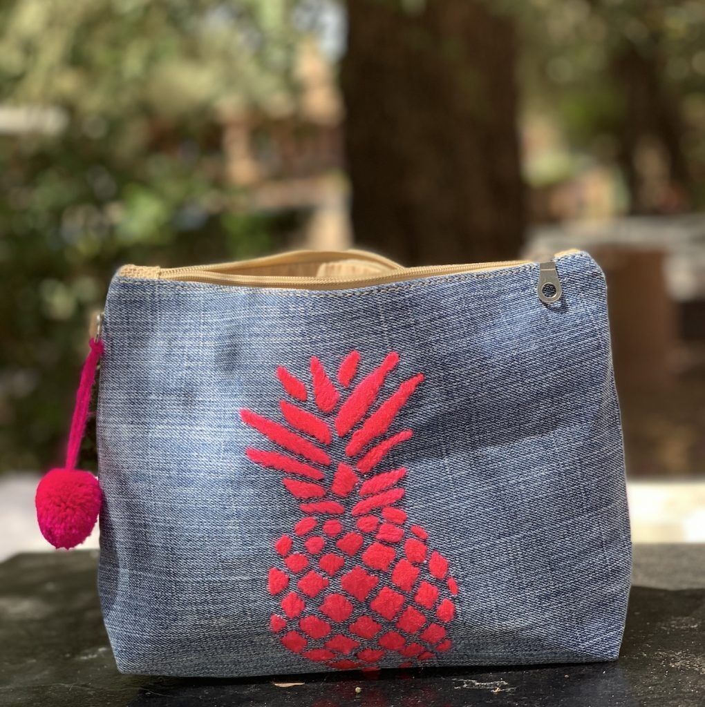 Clutch aus recyceltem Denim mit Ananasmuster – Upgecycelte neonpinke Tropentasche