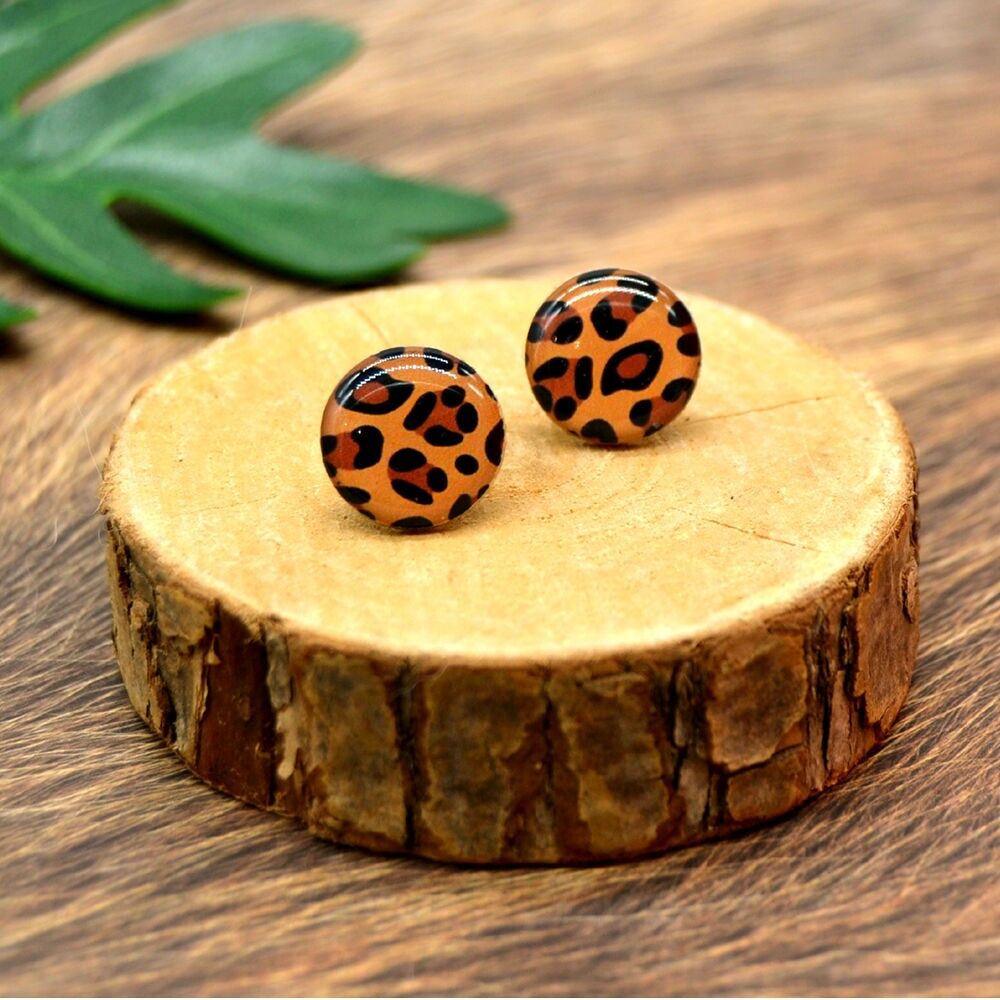 Leoparden-Ohrstecker – Glänzende Harzoberfläche & Holzfassung
