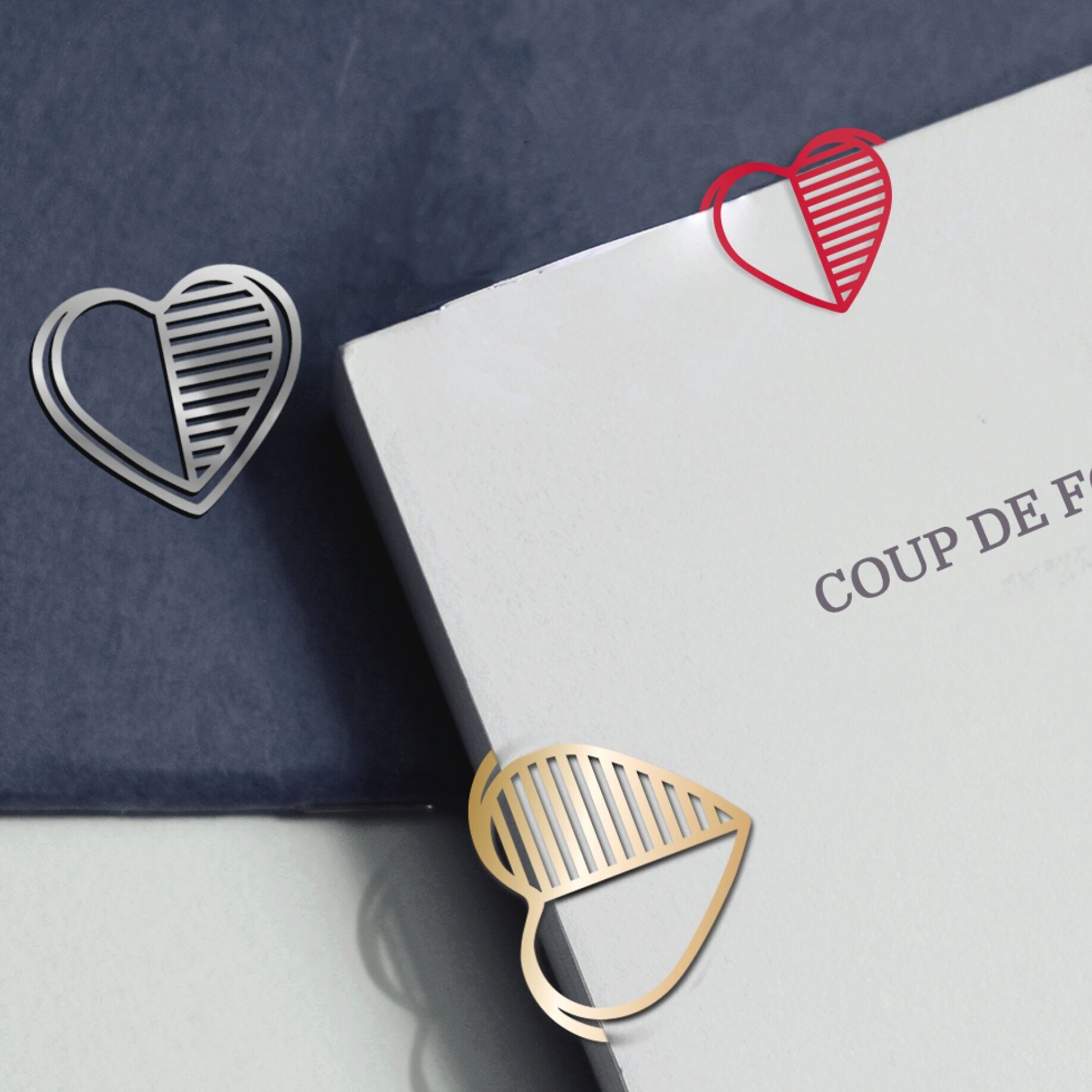 Set mit 3 Lesezeichen aus Metall mit Clip – Herz (rot-matt-gold)