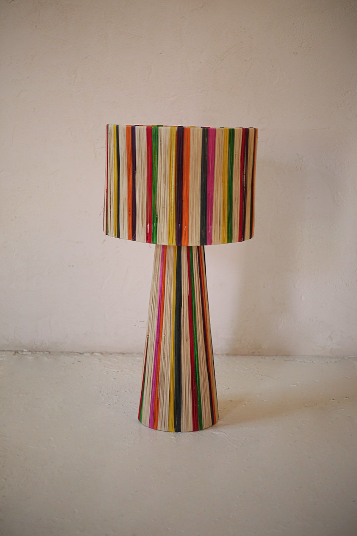 Lampe de table en raphia coloré ILSM/0006 - Lampadaire artisanal de 80 cm