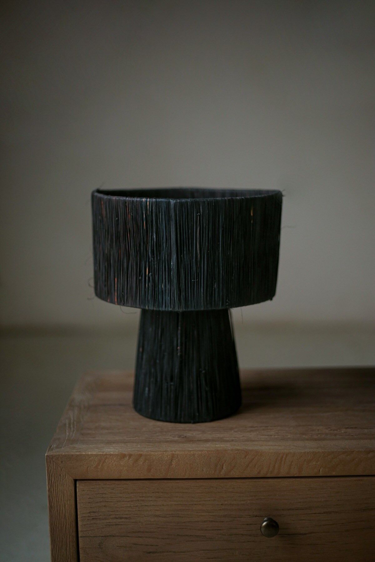 Lampe de table en raphia noir ILSM/0034 - Lampe de bureau artisanale de 30 cm