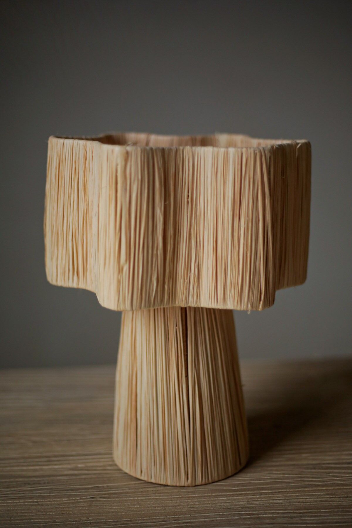 Lampe de table en raphia naturel ILSM/0035 - Lampe de bureau artisanale de 30 cm