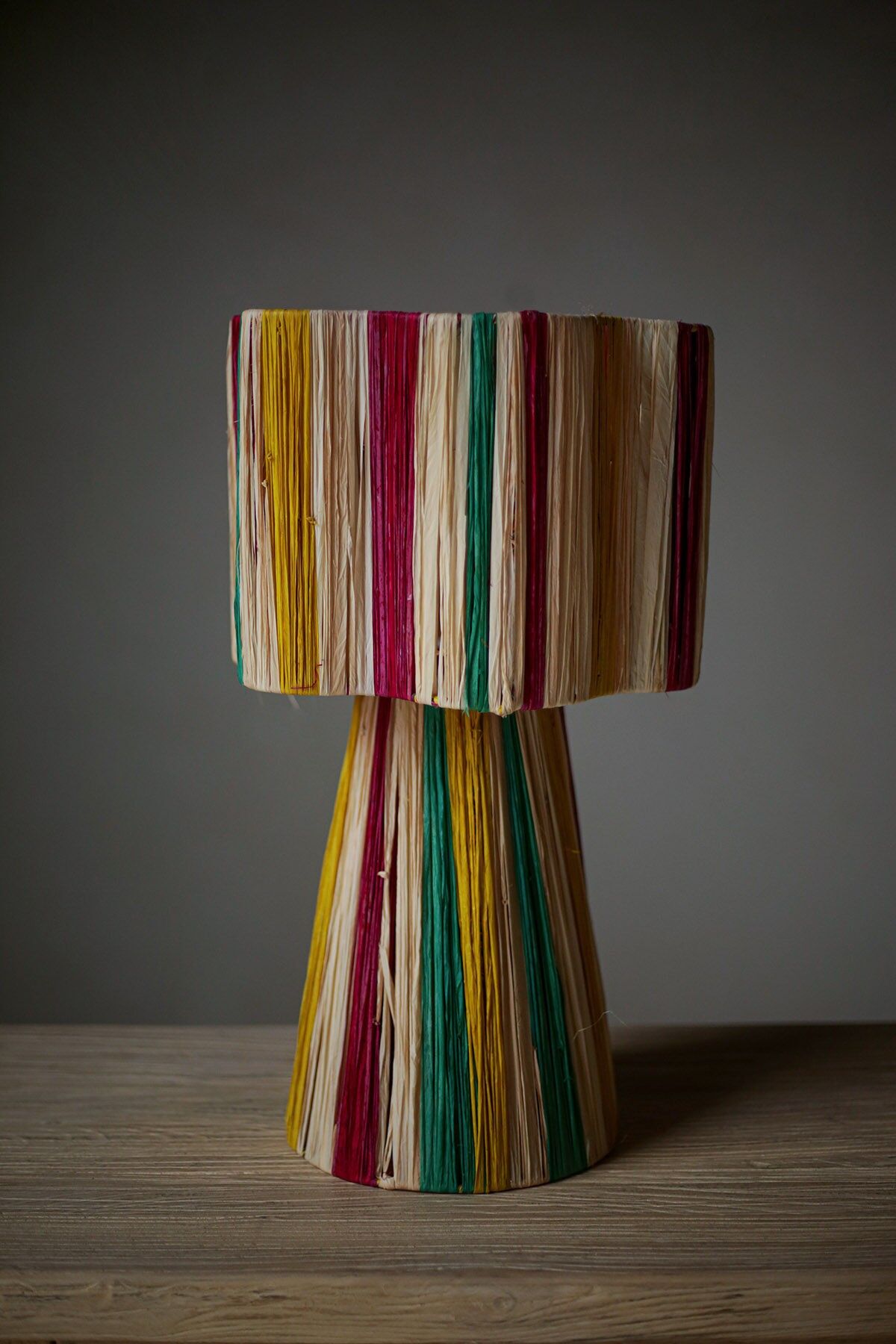 Lampe de table en raphia multicolore ILSM/0036 - Lampe artisanale de 50 cm