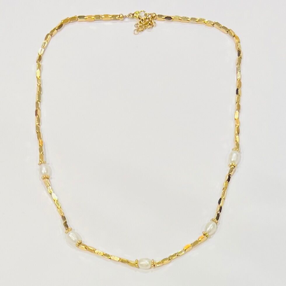 Stahlkette mit feiner Kette und glatten, perlmuttartigen Perlen