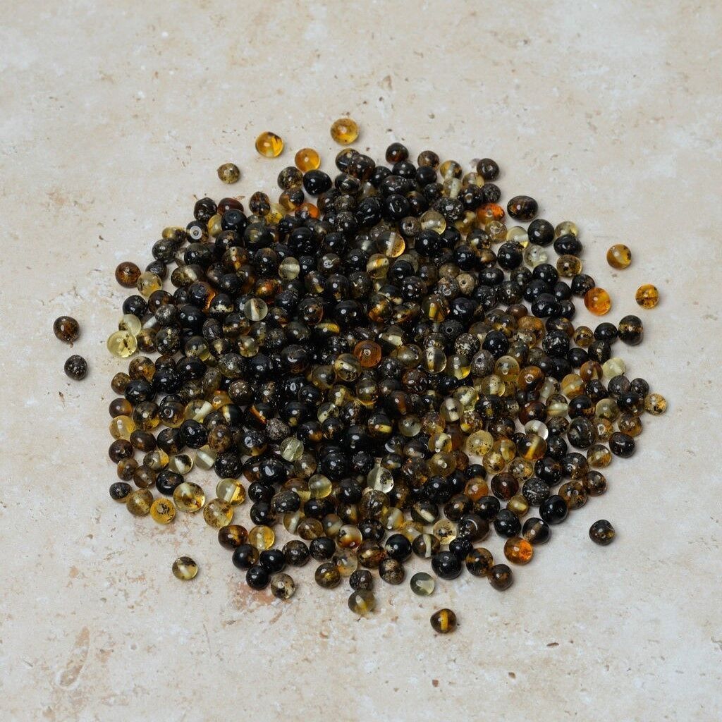 Perle di ambra forate verde barocco 50 gr (~600 pz)