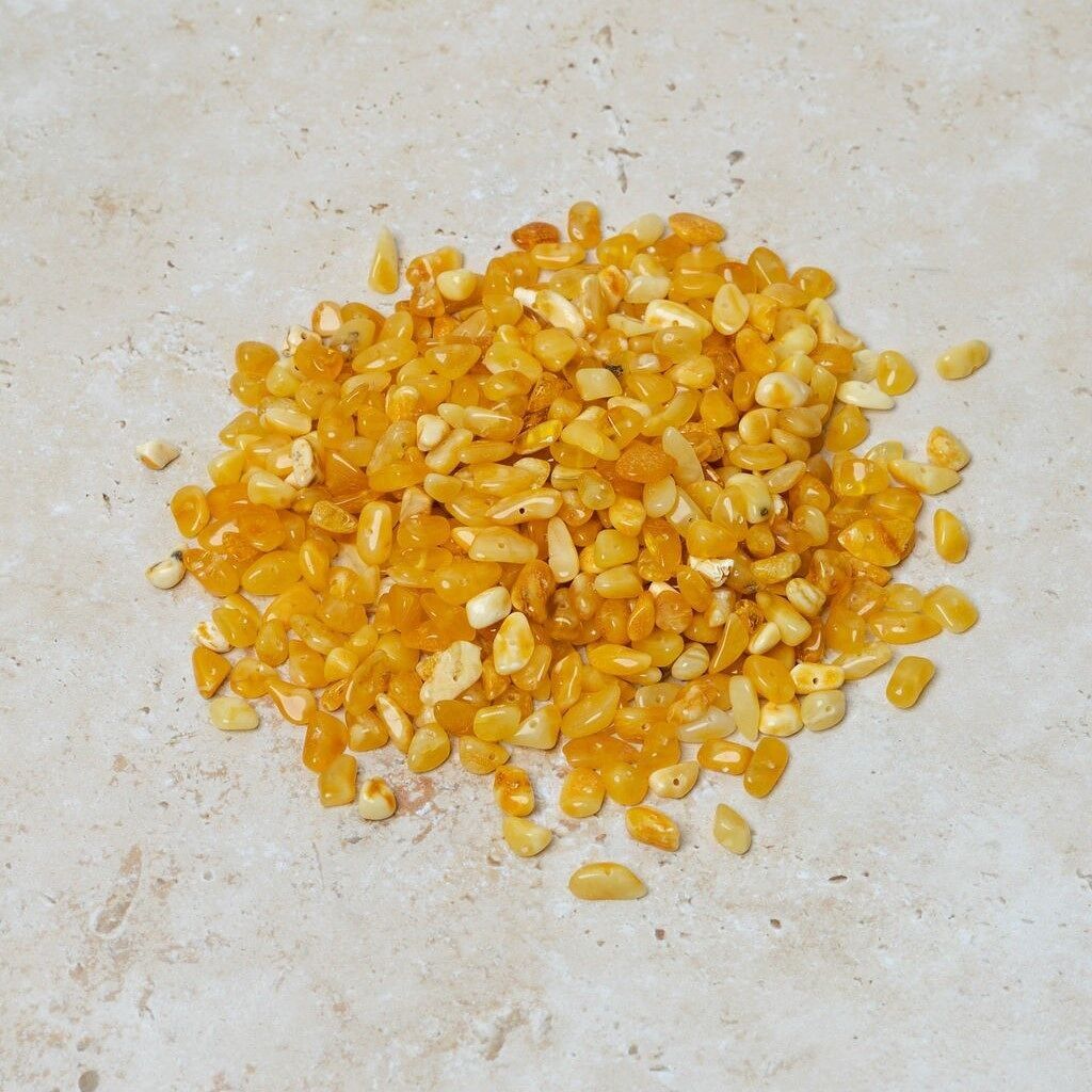 Perline di ambra forate, scaglie di burro, 50 gr (~600 pezzi)