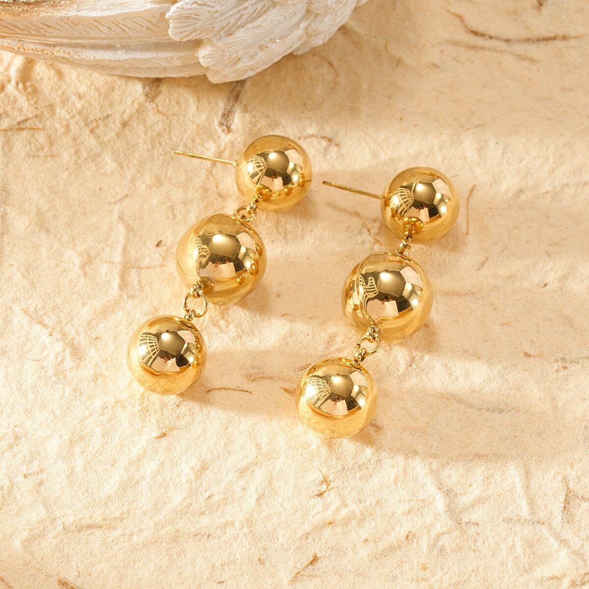 Vergoldete Ohrhänger mit drei Kugeln