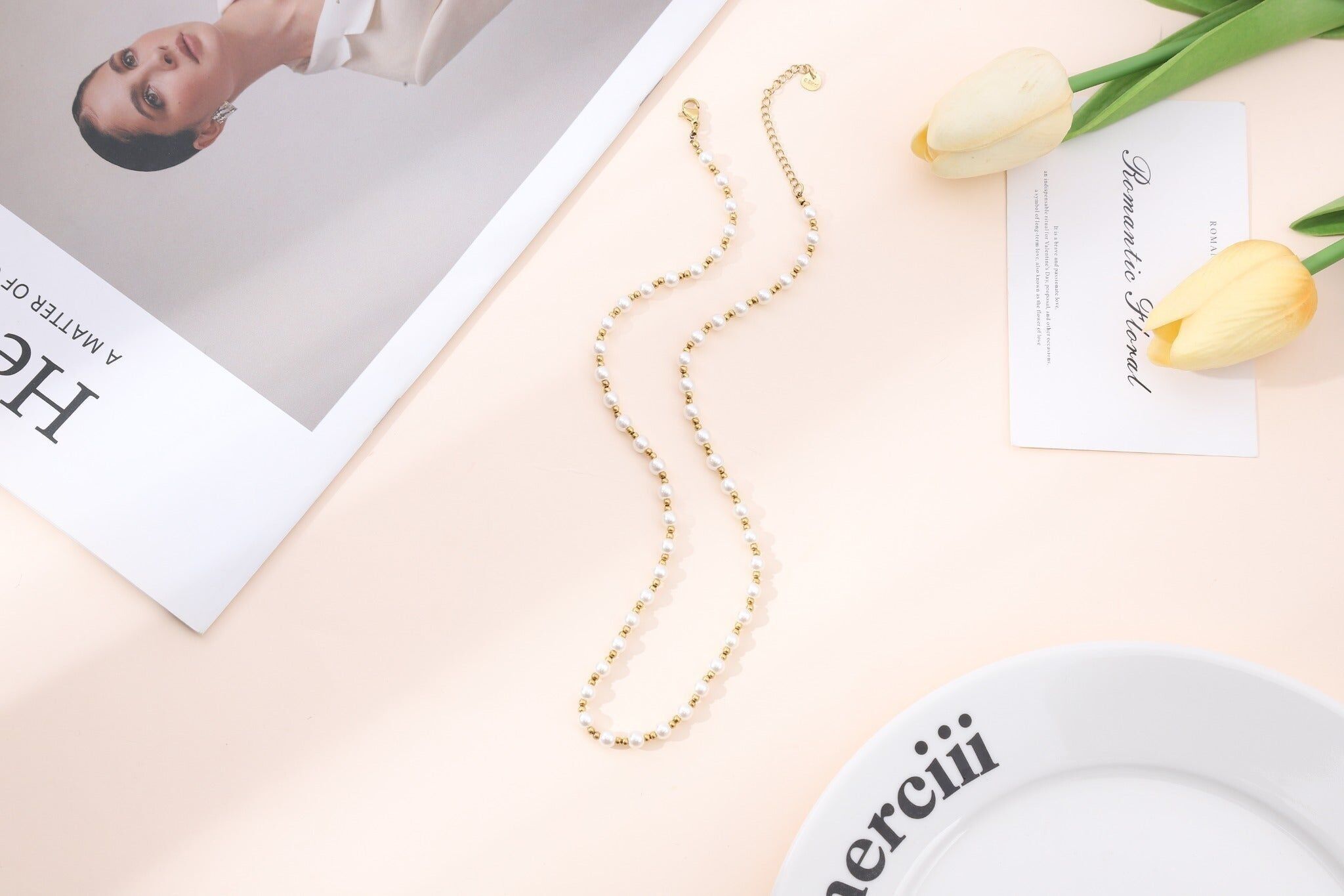 Goldene Halskette, verziert mit klassischen weißen Perlen