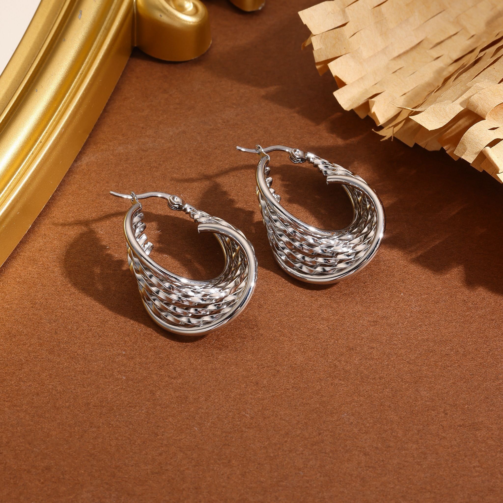 Gehämmertes, versilbertes Creolenohrring mit 6 dicken Krappen