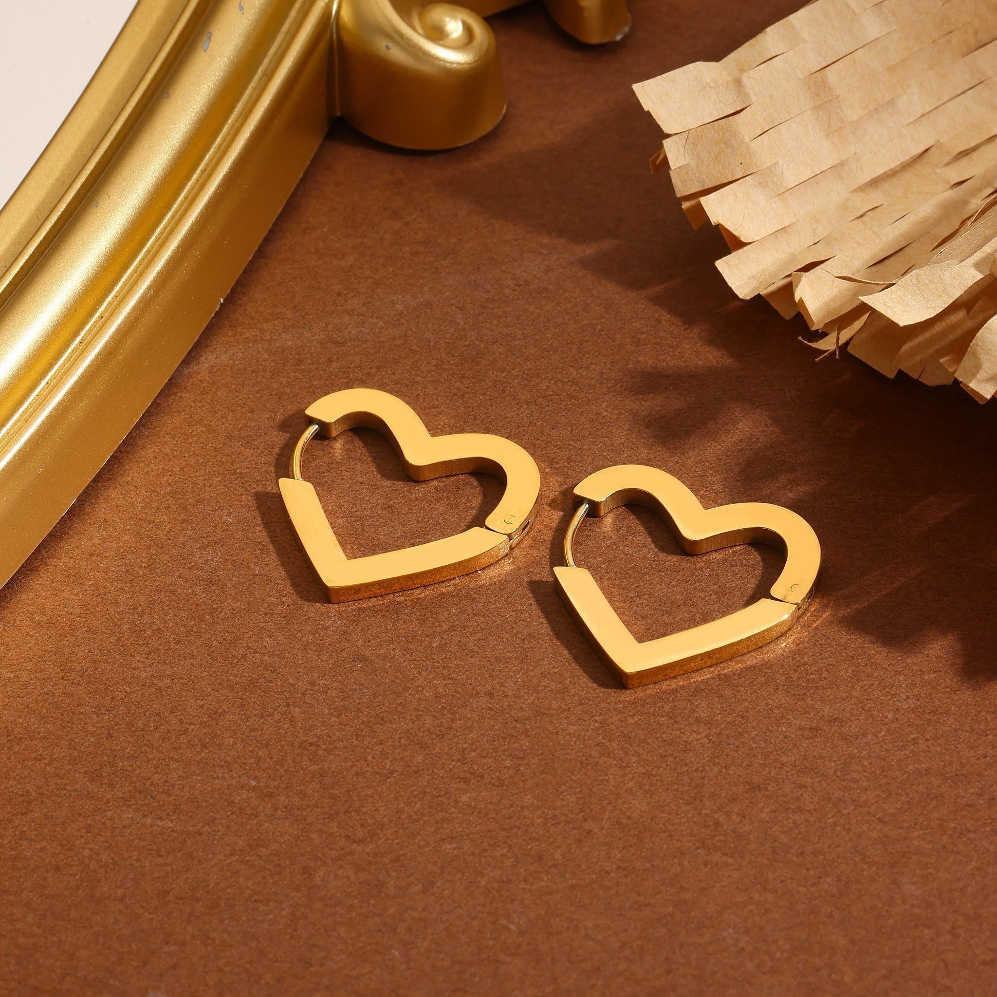 Silberplattierte, halbdünne herzförmige Creolen