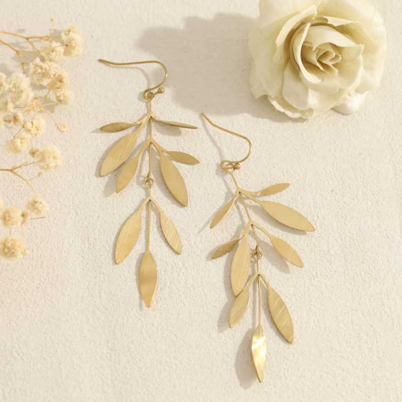 Ohrringe mit Blattanhänger