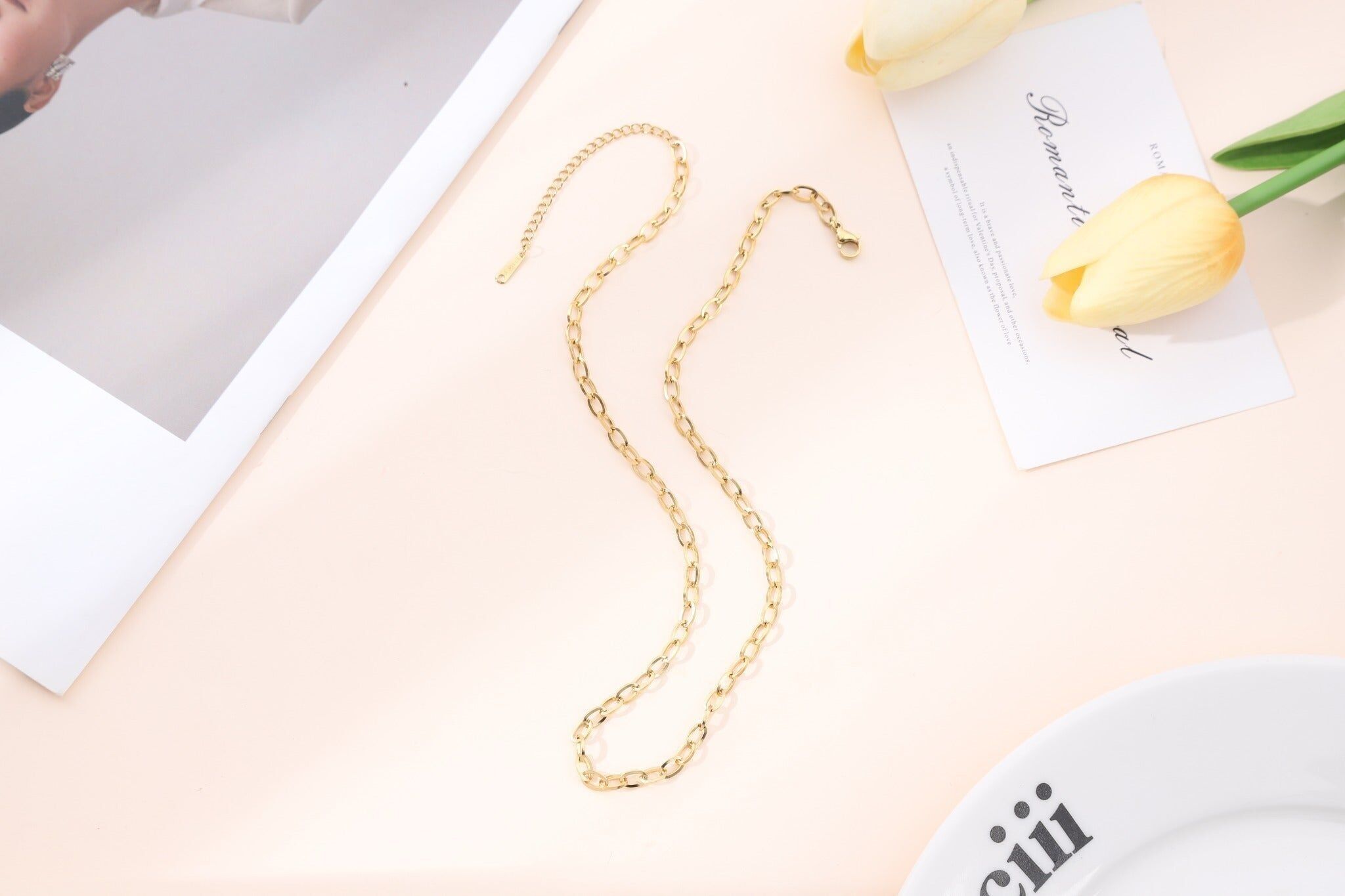 Goldfarbene Halskette mit ovaler Gliederkette