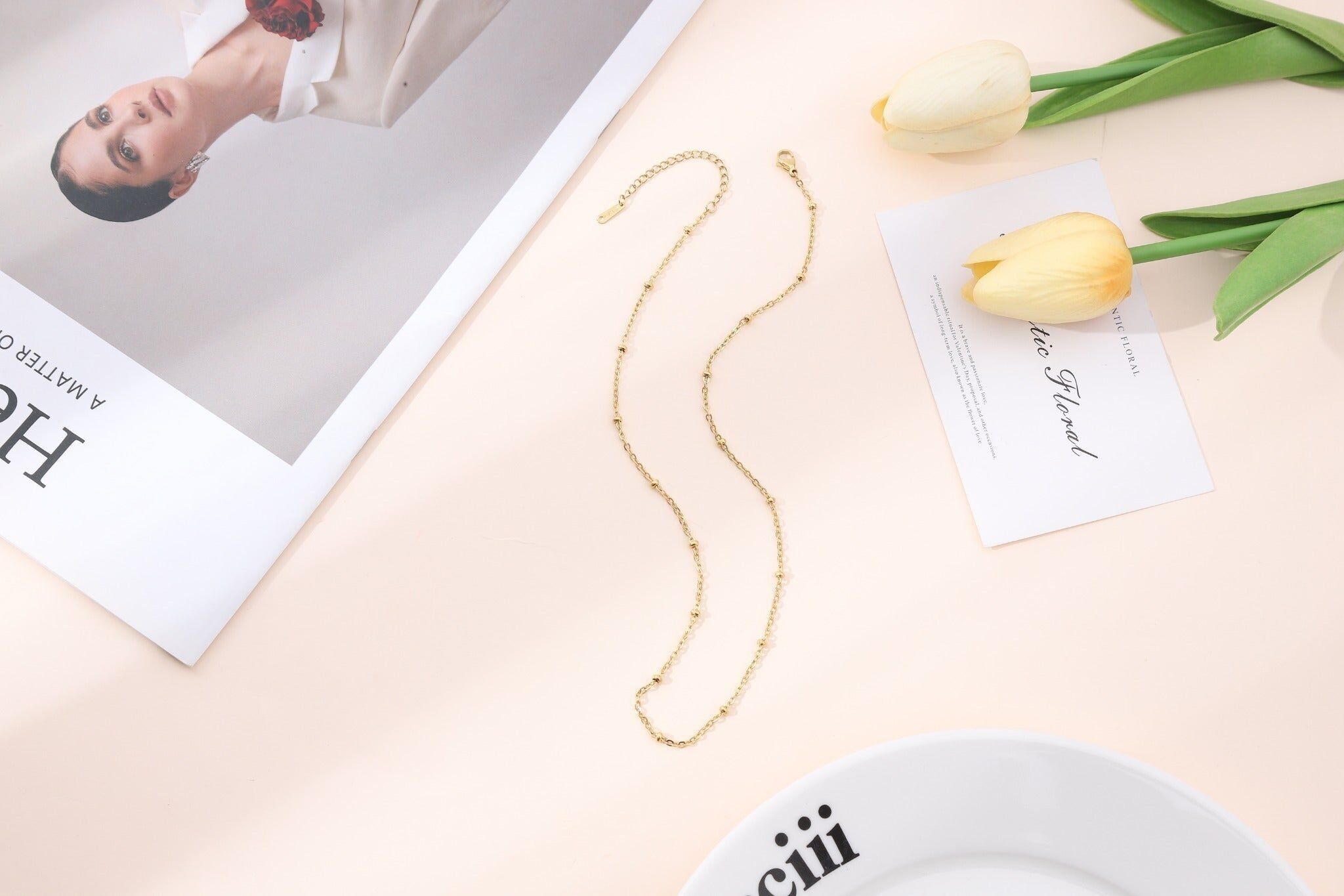 Goldene Halskette mit einer feinen, mit Perlen besetzten Kette