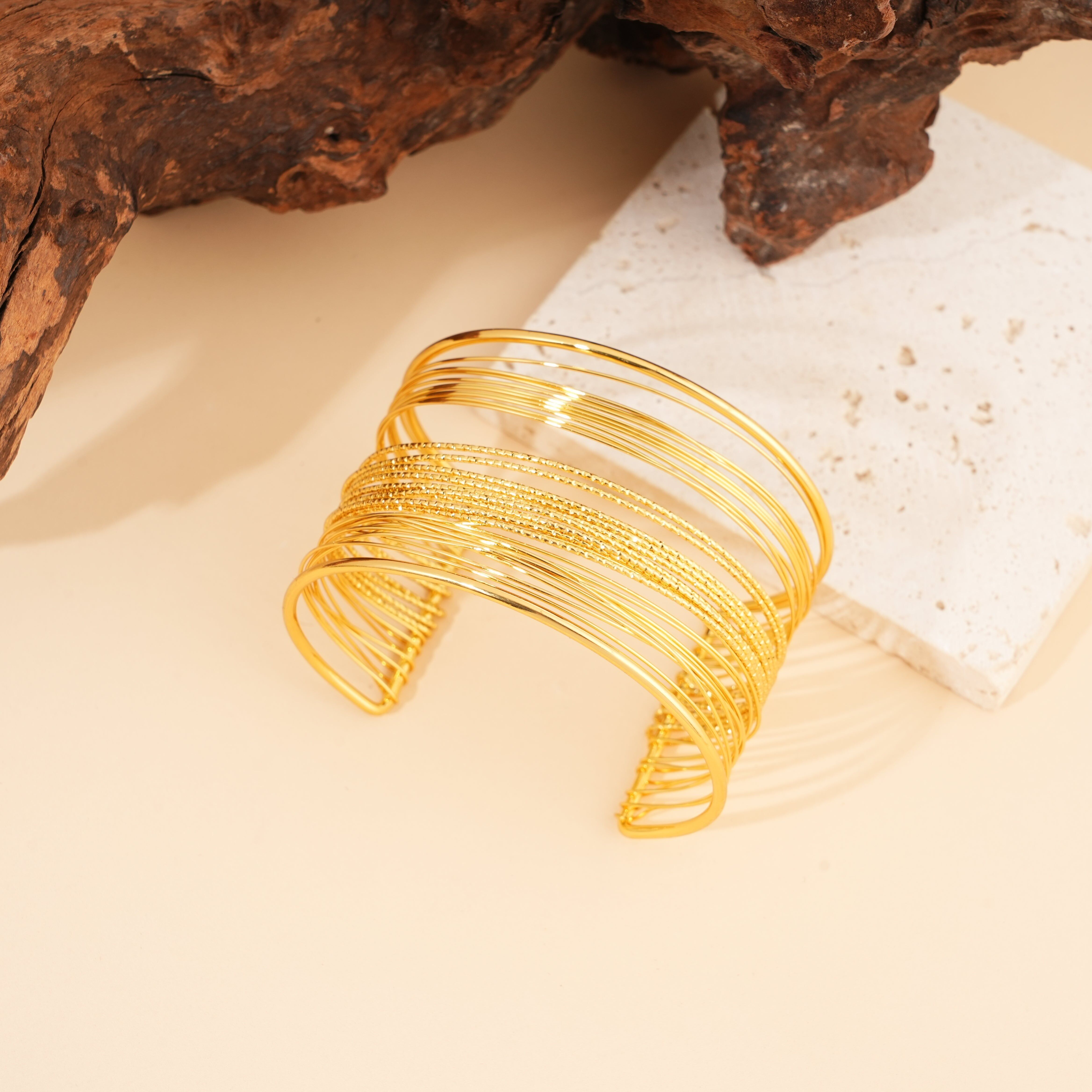 Verstellbares, mehrreihiges, breites Armband aus Gold