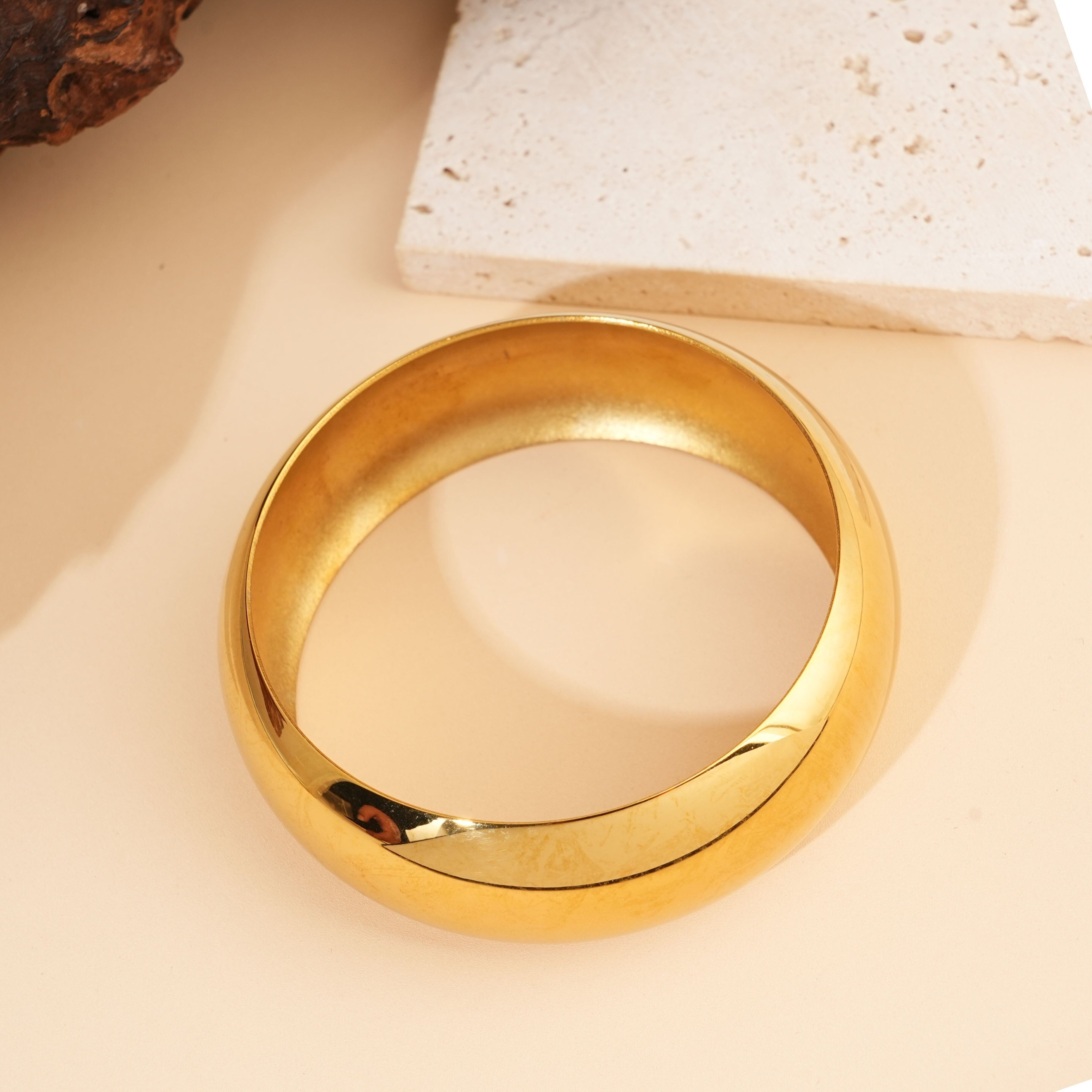 Glattes, geschlossenes, starres goldfarbenes Armband mit Manschette, 2,5 cm