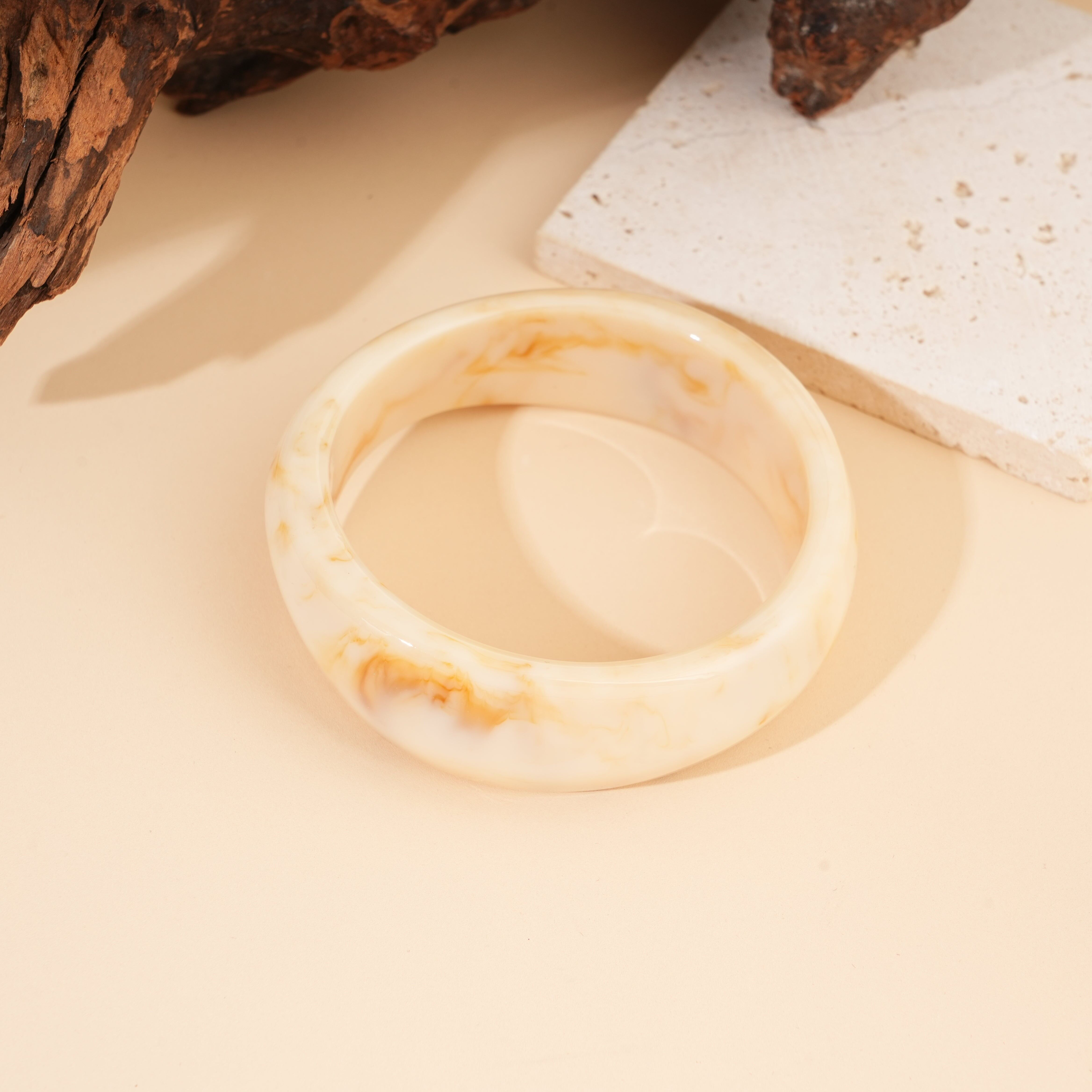 Rundes beiges Harzarmband