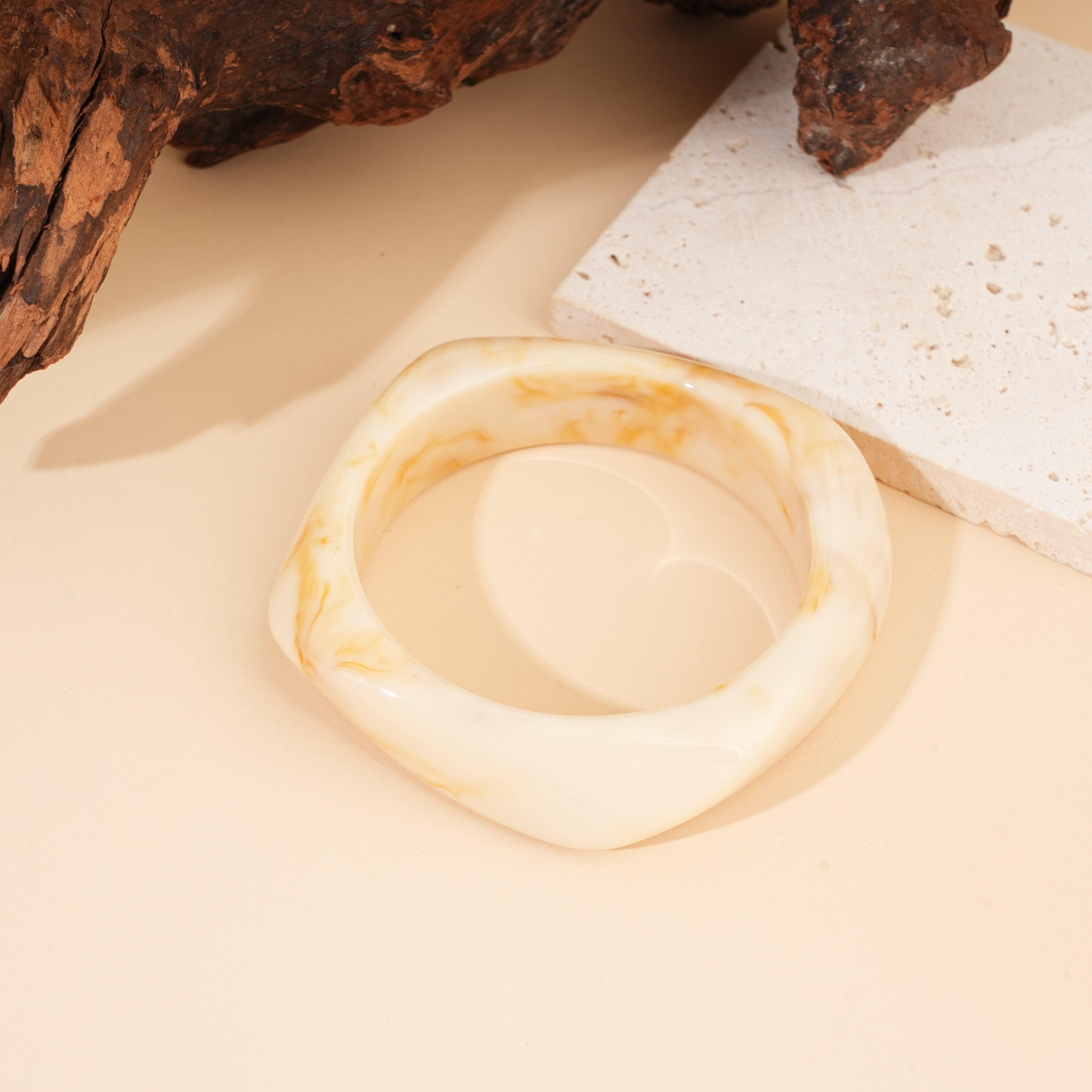 Quadratisches beiges Harzarmband