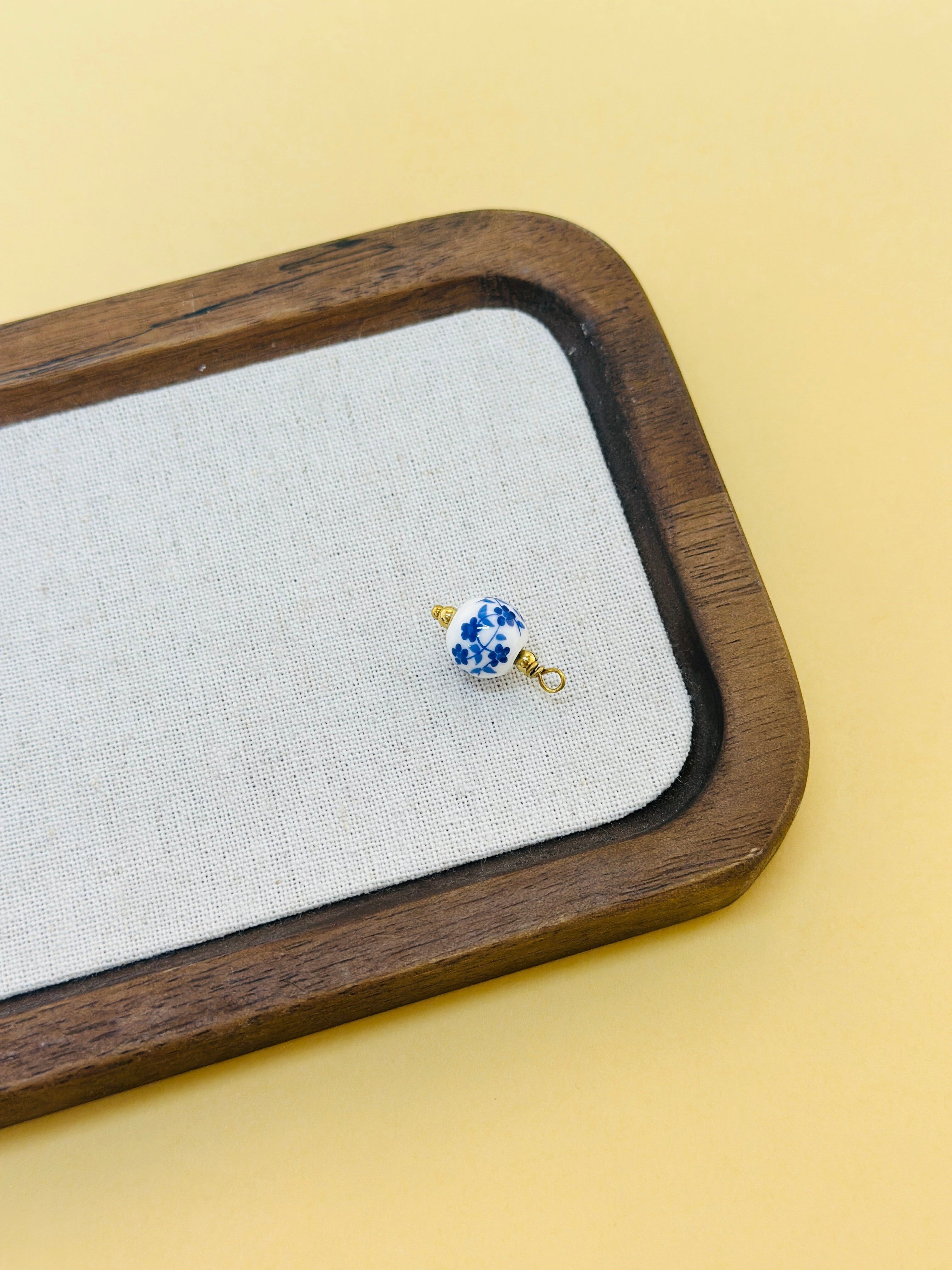 Set mit 3 blauen Porzellankugel-Anhängern mit Blumenmuster