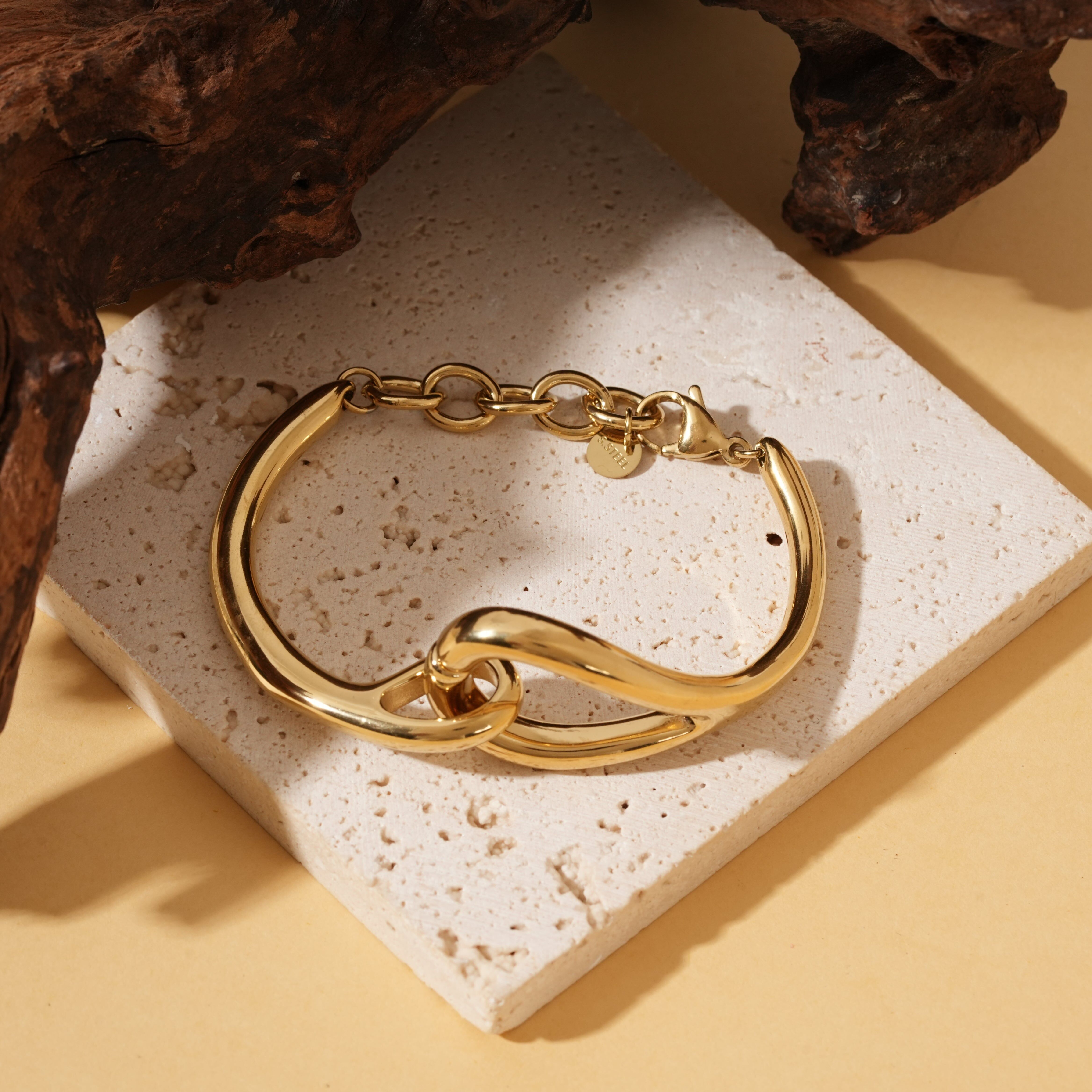 Goldfarbenes, starres Knotenarmband mit Kette