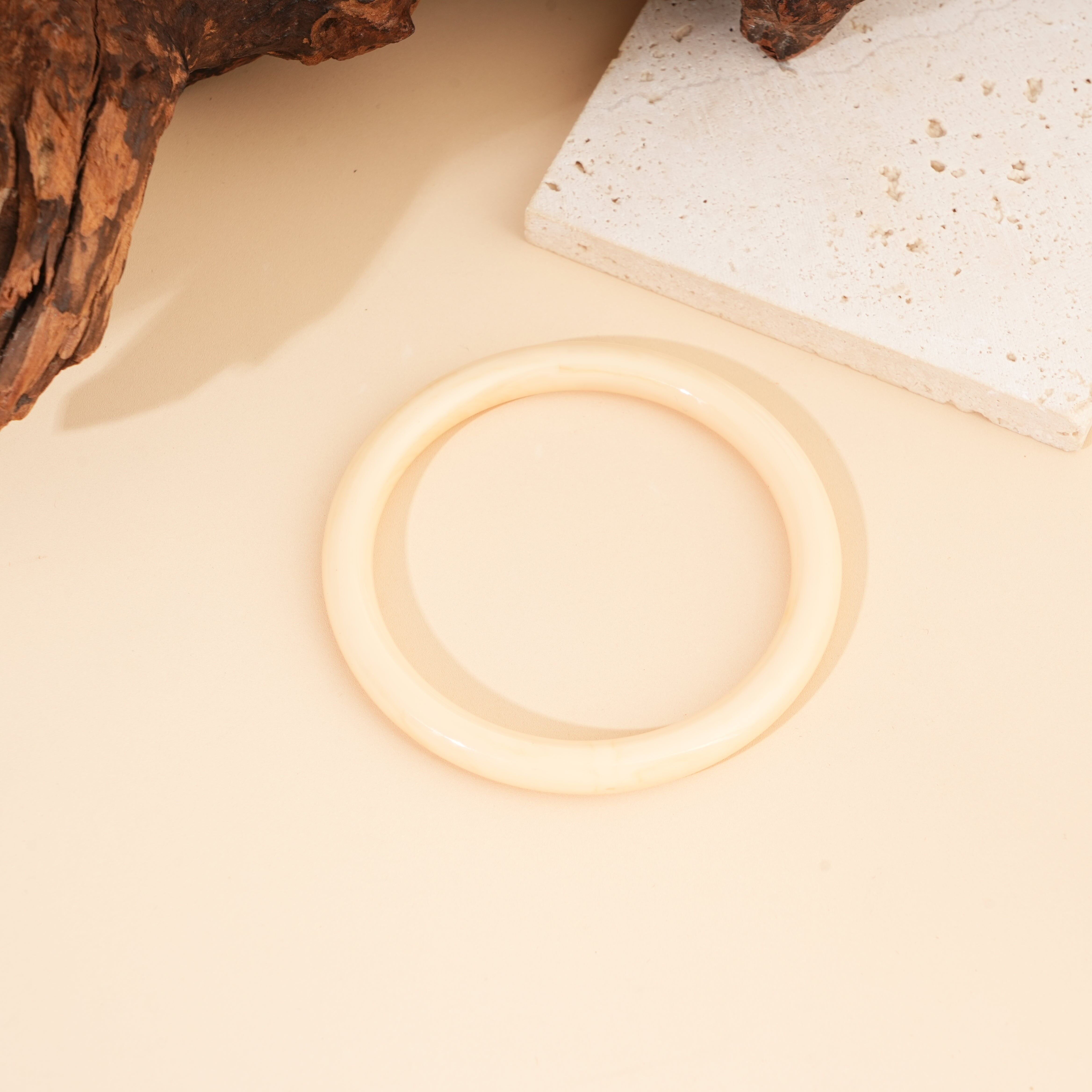 Dünnes beiges Harzarmband