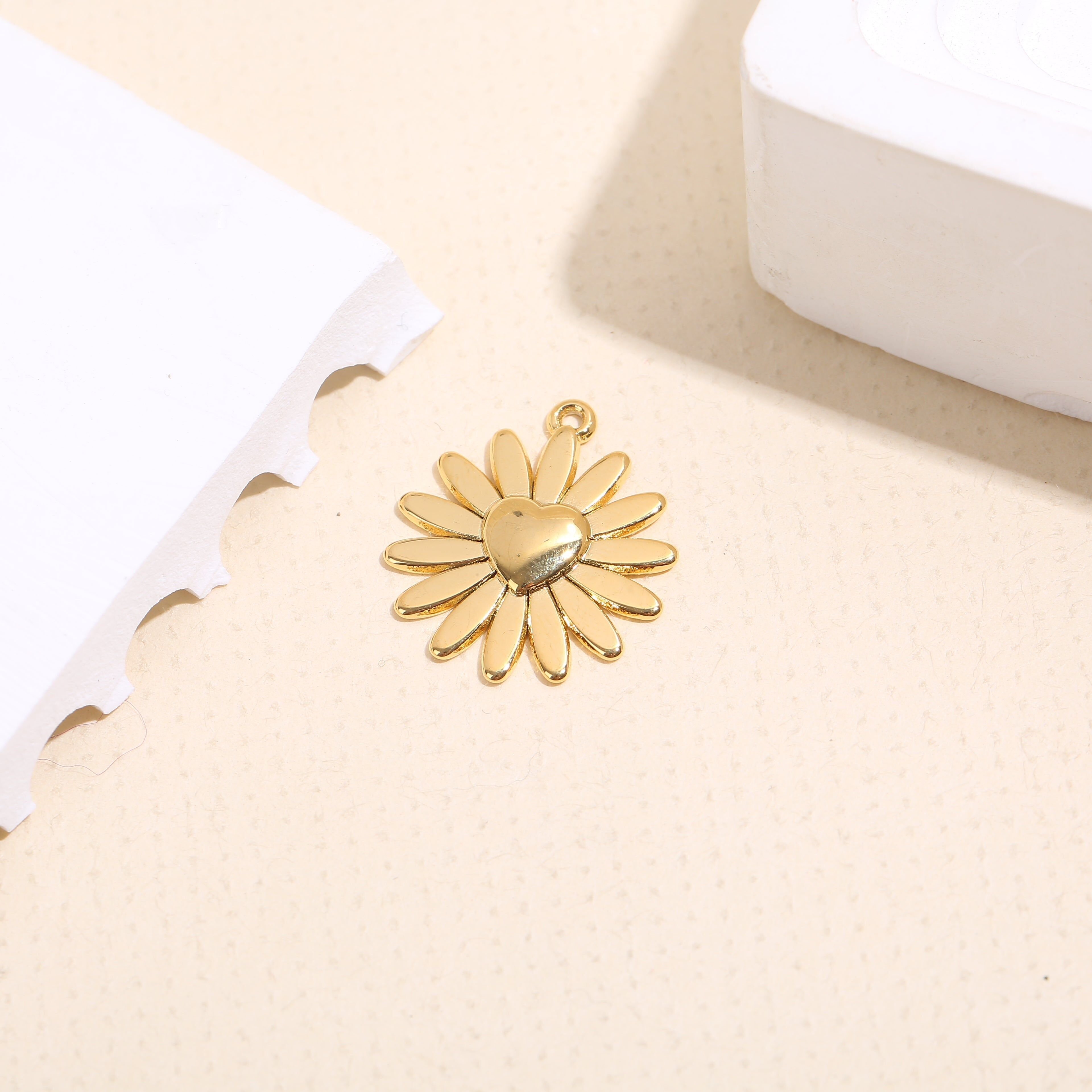 Set aus 3 vergoldeten Blumenanhängern mit einem zentralen Herz