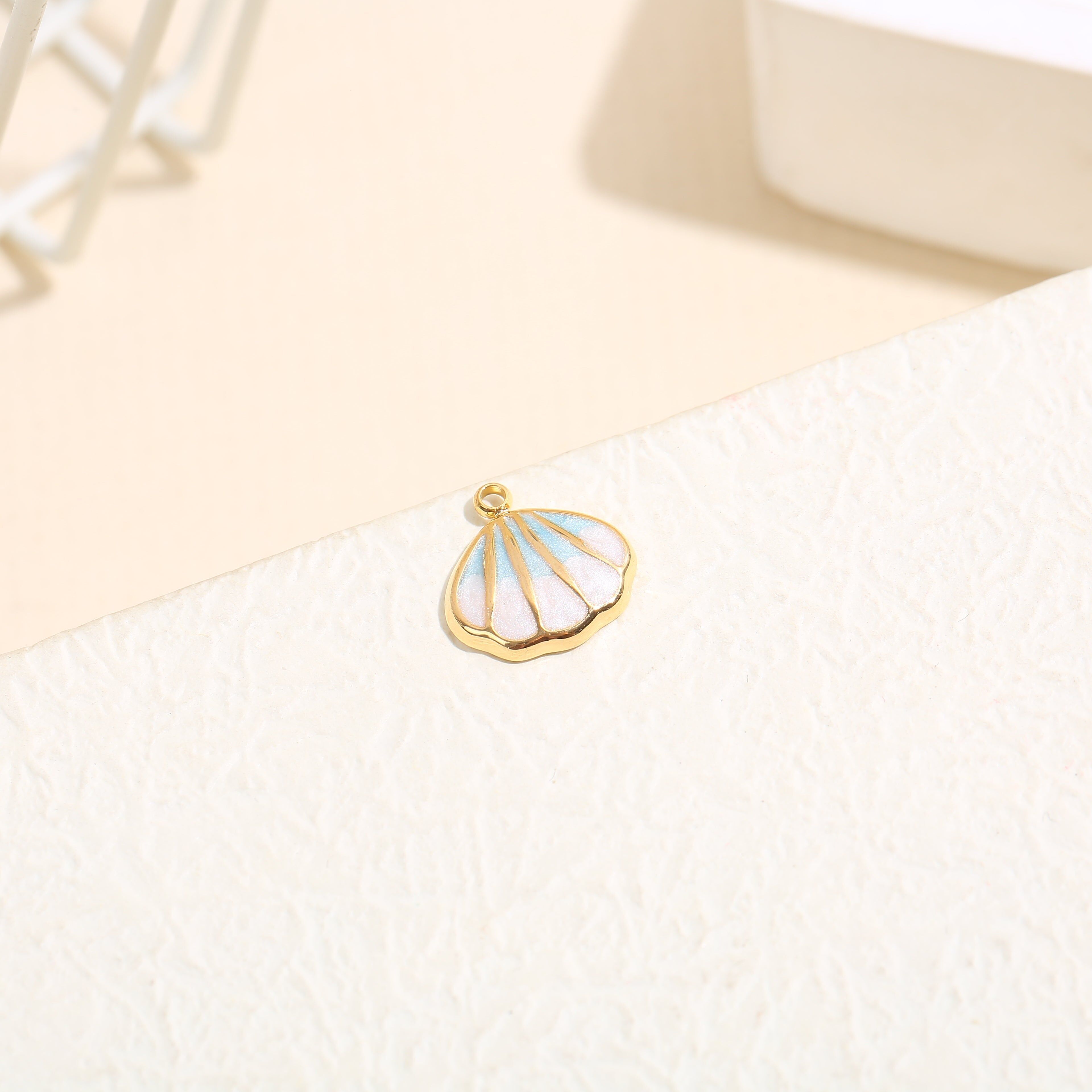 Set aus 3 vergoldeten Anhängern mit rosa und blauen Muscheln