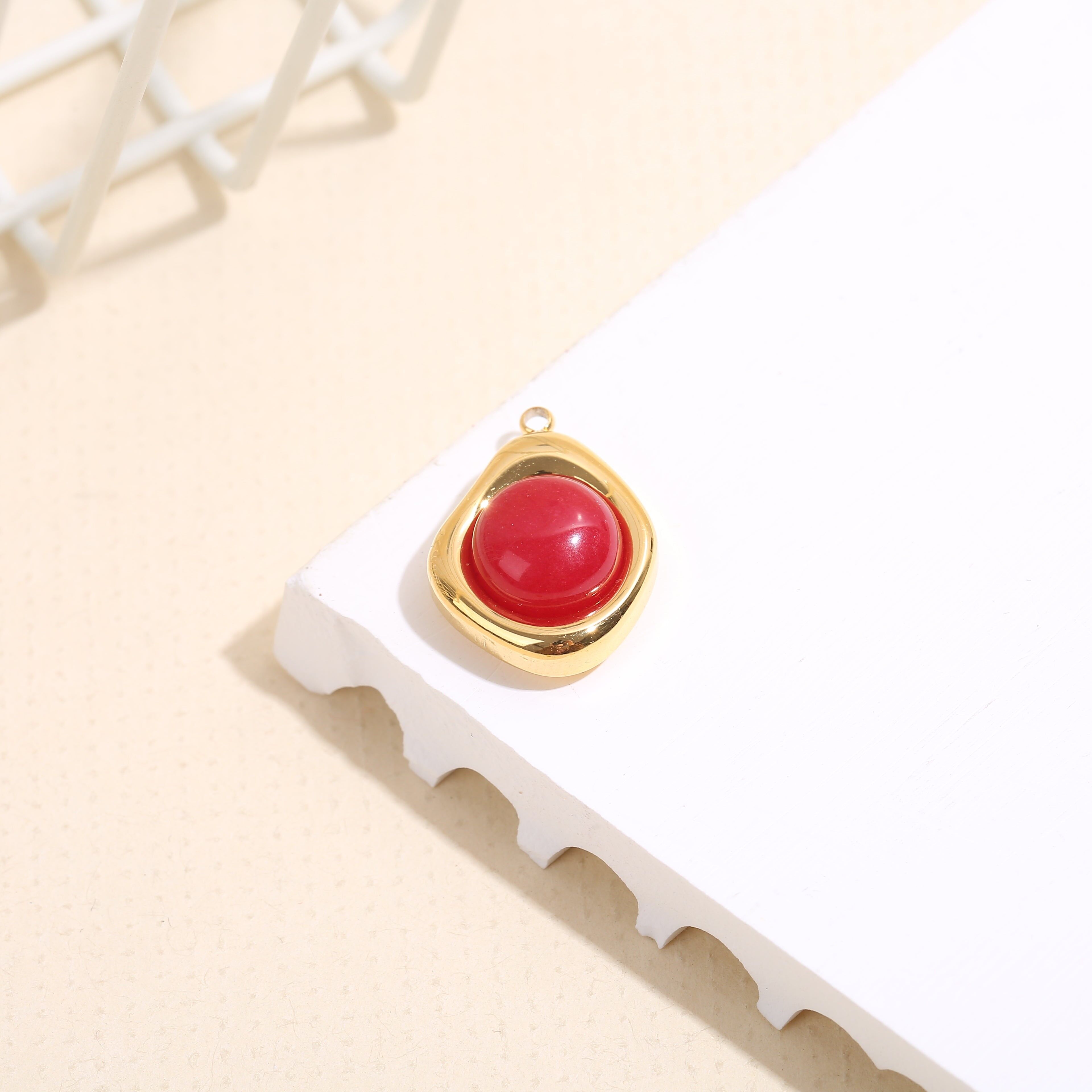 Set aus 3 vergoldeten Anhängern mit roten Cabochons