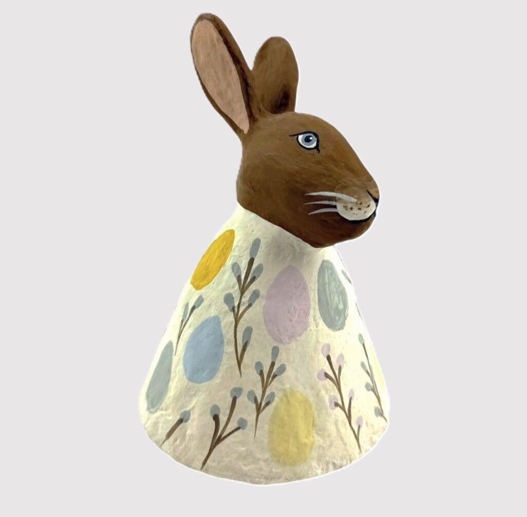 Lapin brun avec des fleurs